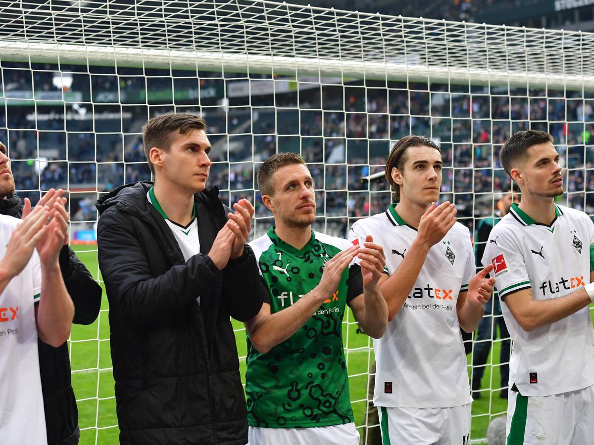 Patrick Herrmann und einige Gladbach-Kollegen applaudieren den Fans.