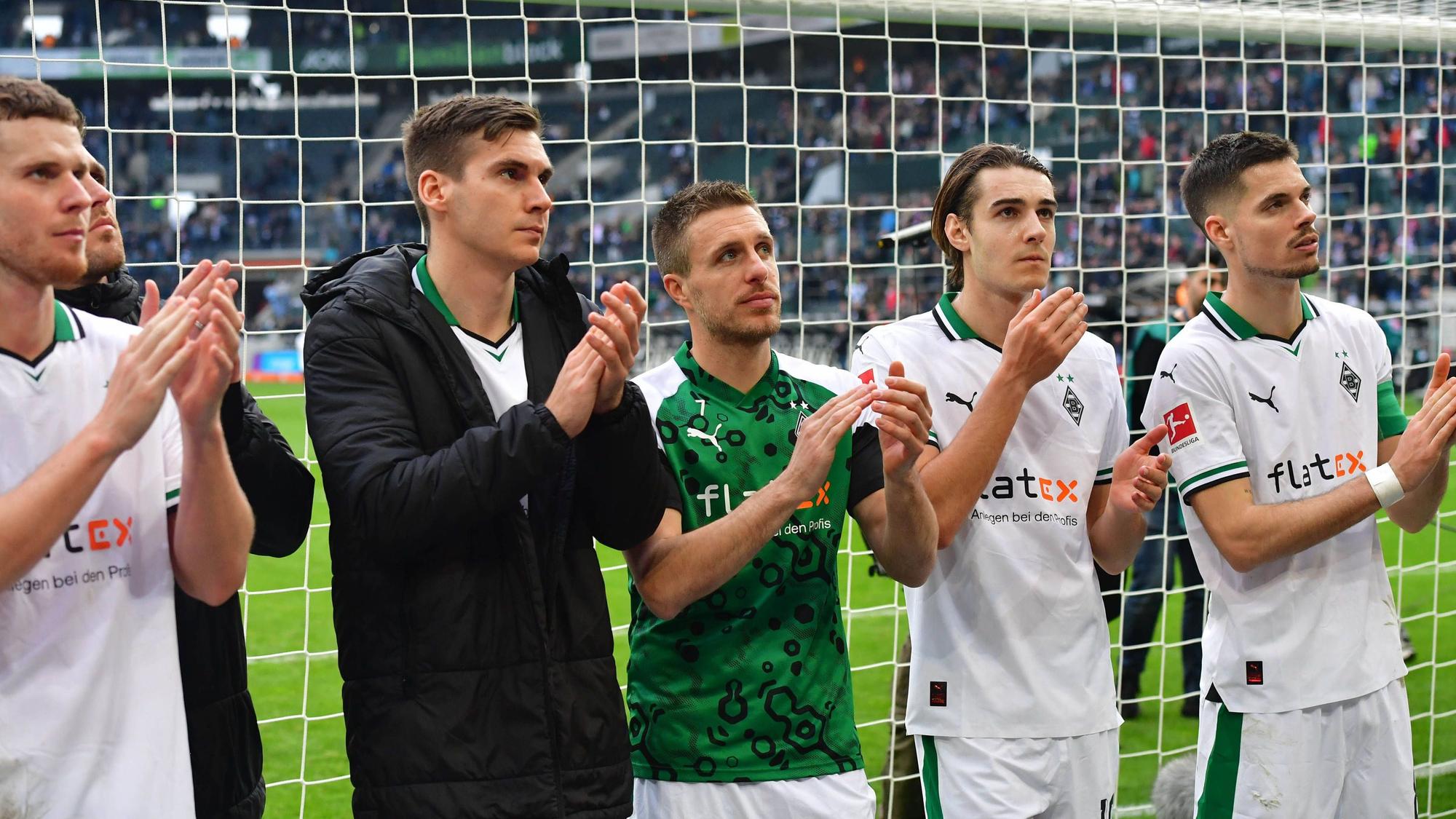 Patrick Herrmann und einige Gladbach-Kollegen applaudieren den Fans.