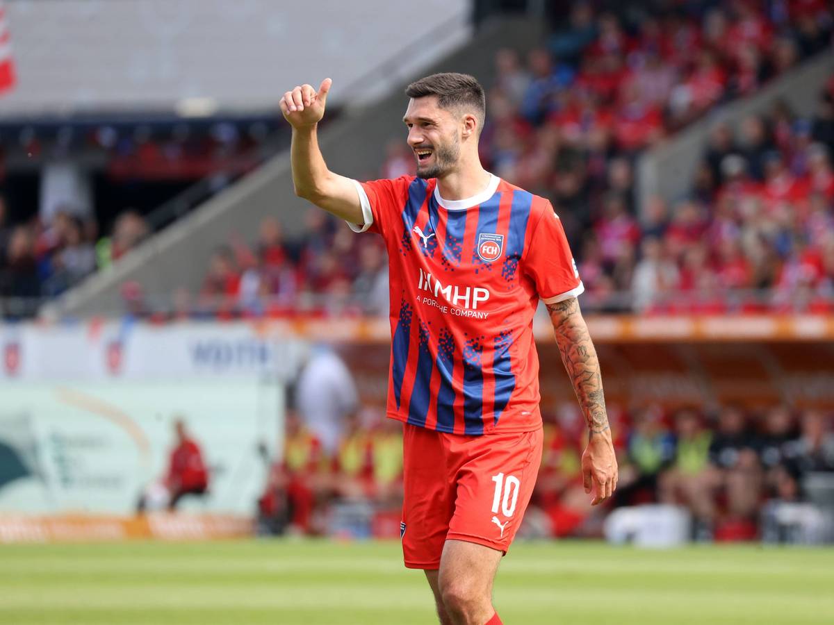 Heidenheims Stürmer Tim Kleindienst hebt im Spiel gegen den 1. FC Köln auf dem Platz den Daumen.