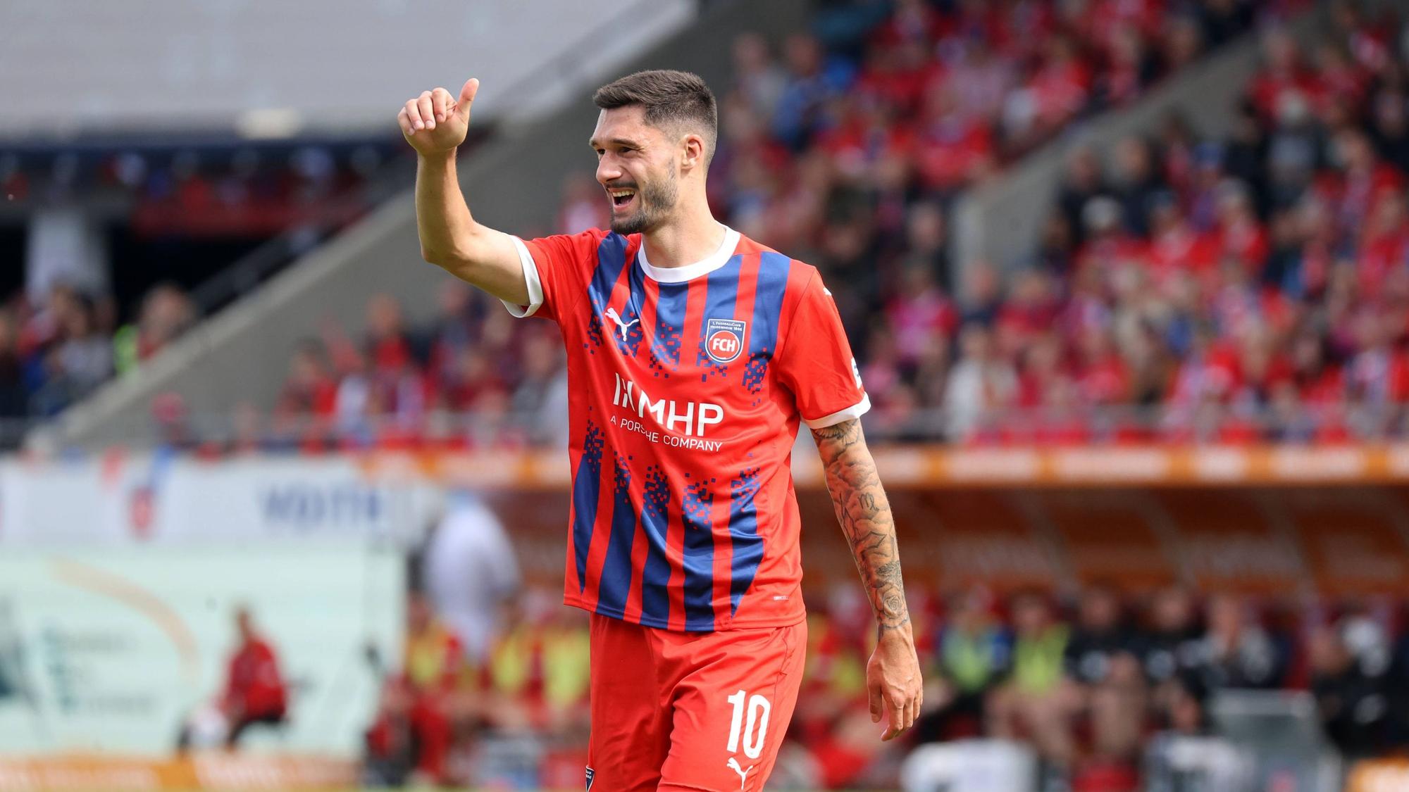 Heidenheims Stürmer Tim Kleindienst hebt im Spiel gegen den 1. FC Köln auf dem Platz den Daumen.