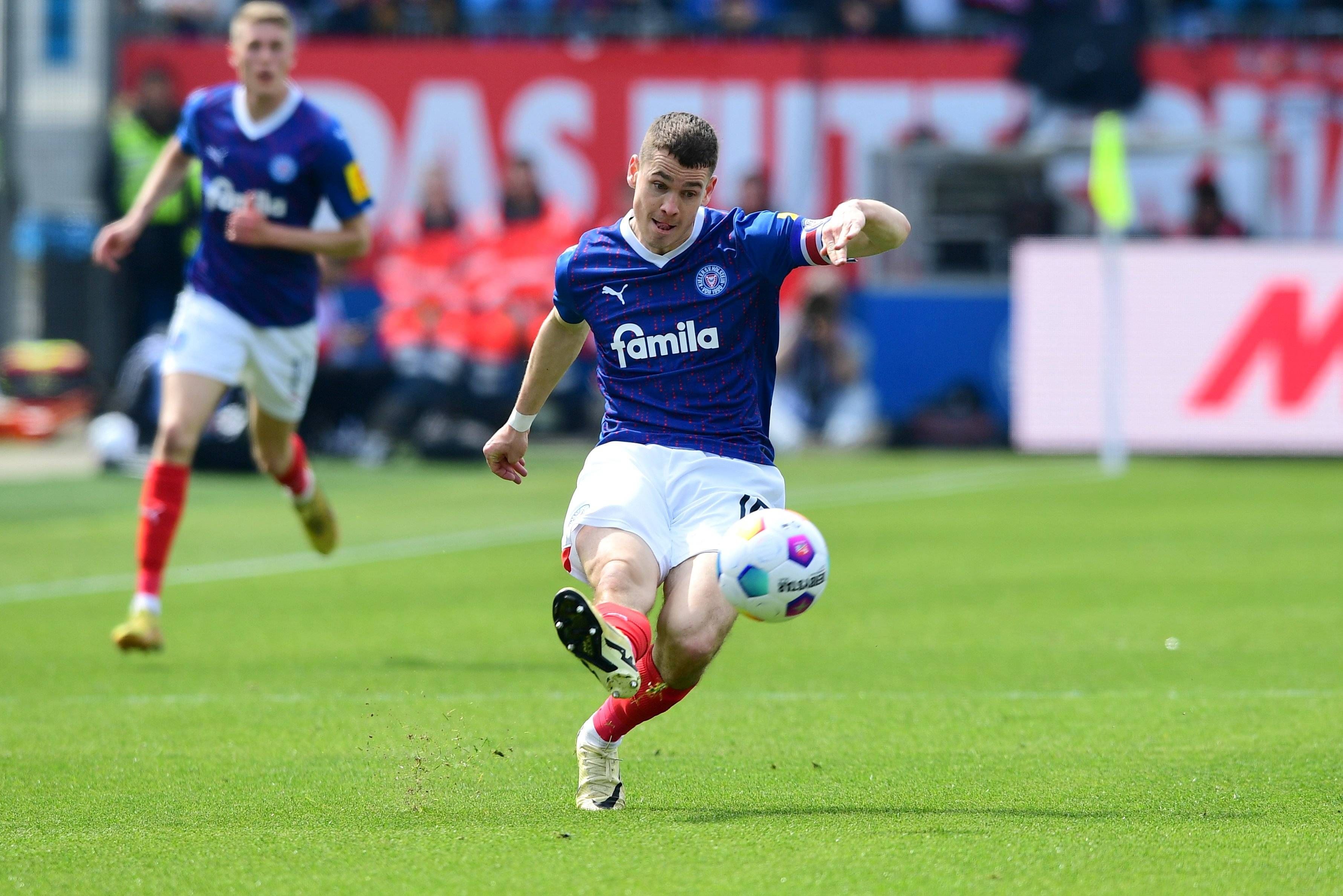 Kiels Philipp Sander passt den Ball im Spiel gegen den 1. FC Kaiserslautern.