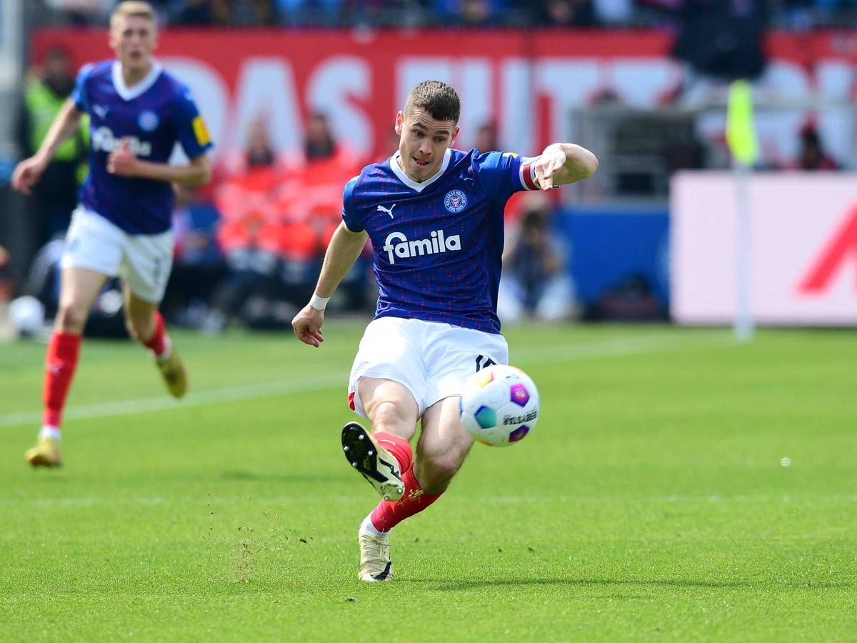 Kiels Philipp Sander passt den Ball im Spiel gegen den 1. FC Kaiserslautern.