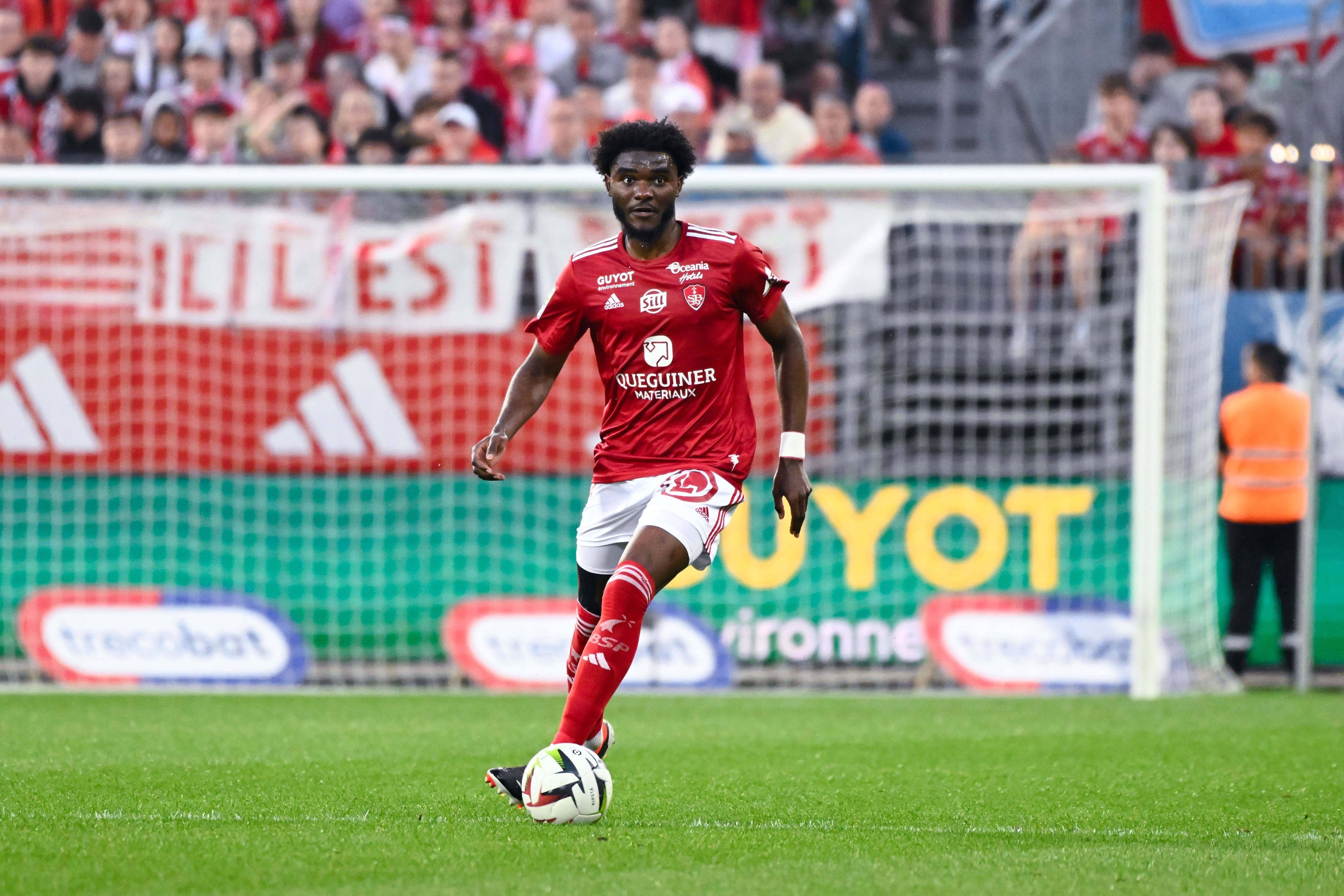 Brest-Profi Lilian Brassier führt den Ball im Spiel gegen Stade Reims.