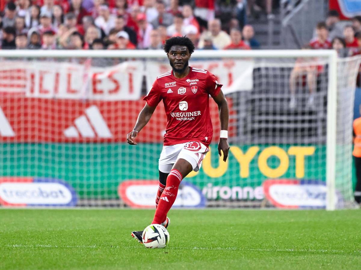 Brest-Profi Lilian Brassier führt den Ball im Spiel gegen Stade Reims.