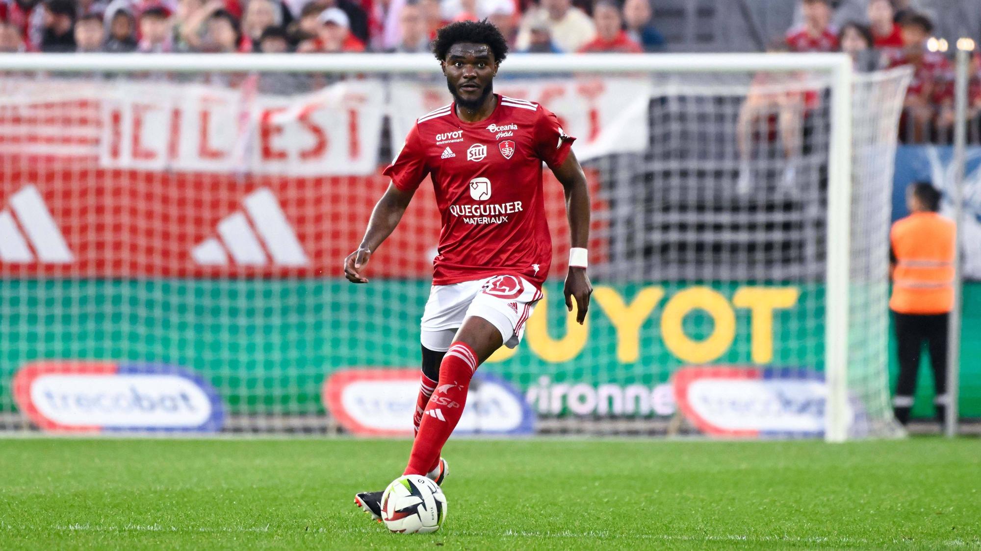 Brest-Profi Lilian Brassier führt den Ball im Spiel gegen Stade Reims.