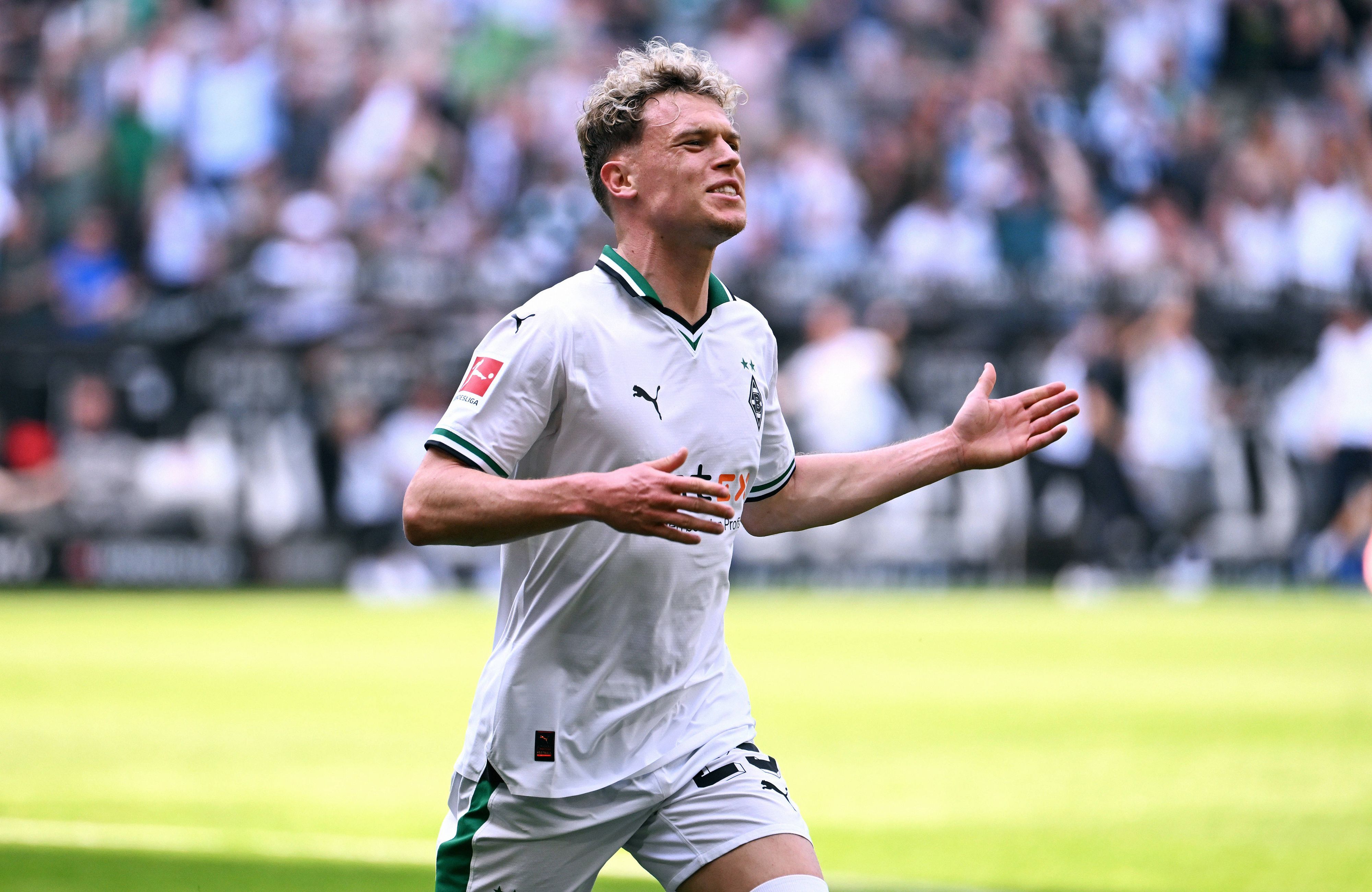 Borussia Mönchengladbachs Robin Hack jubelt im Spiel gegen Eintracht Frankfurt.