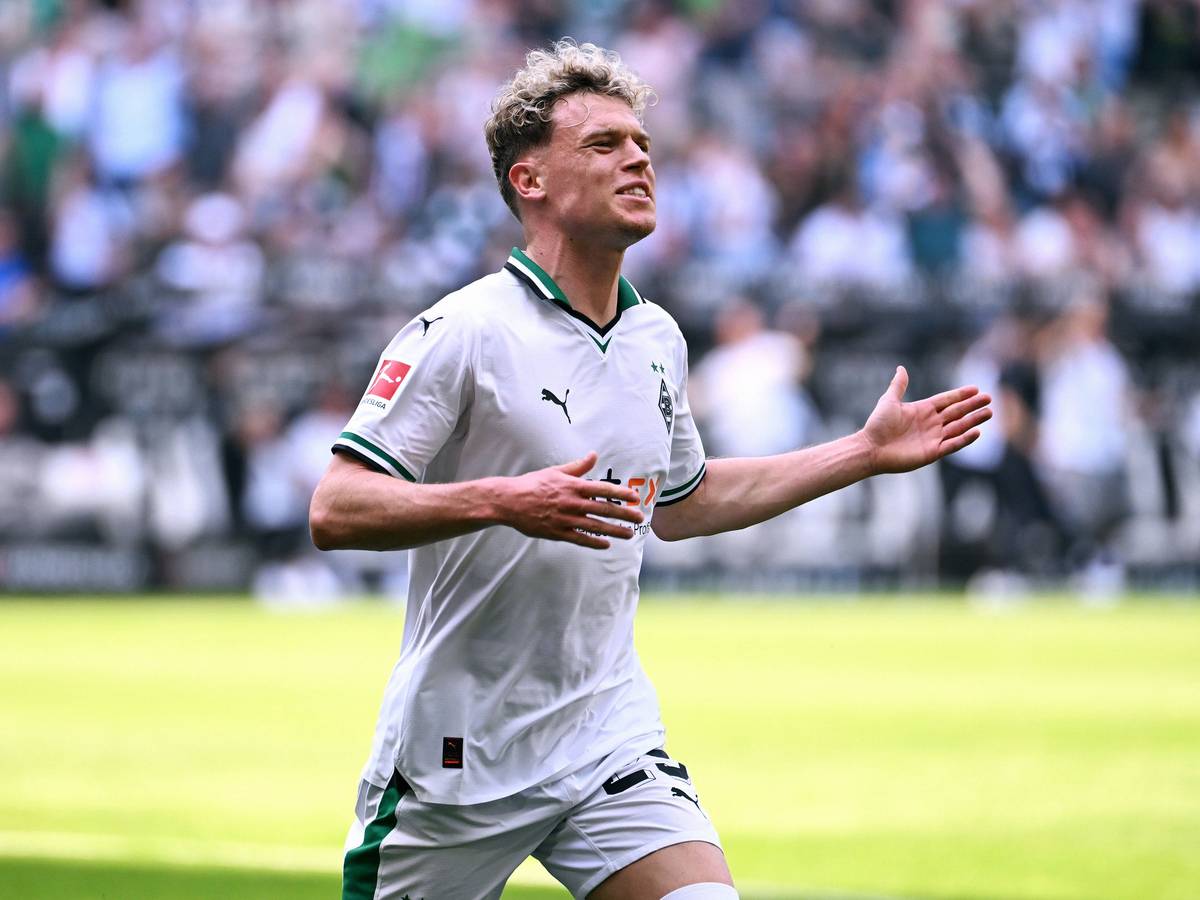 Borussia Mönchengladbachs Robin Hack jubelt im Spiel gegen Eintracht Frankfurt.