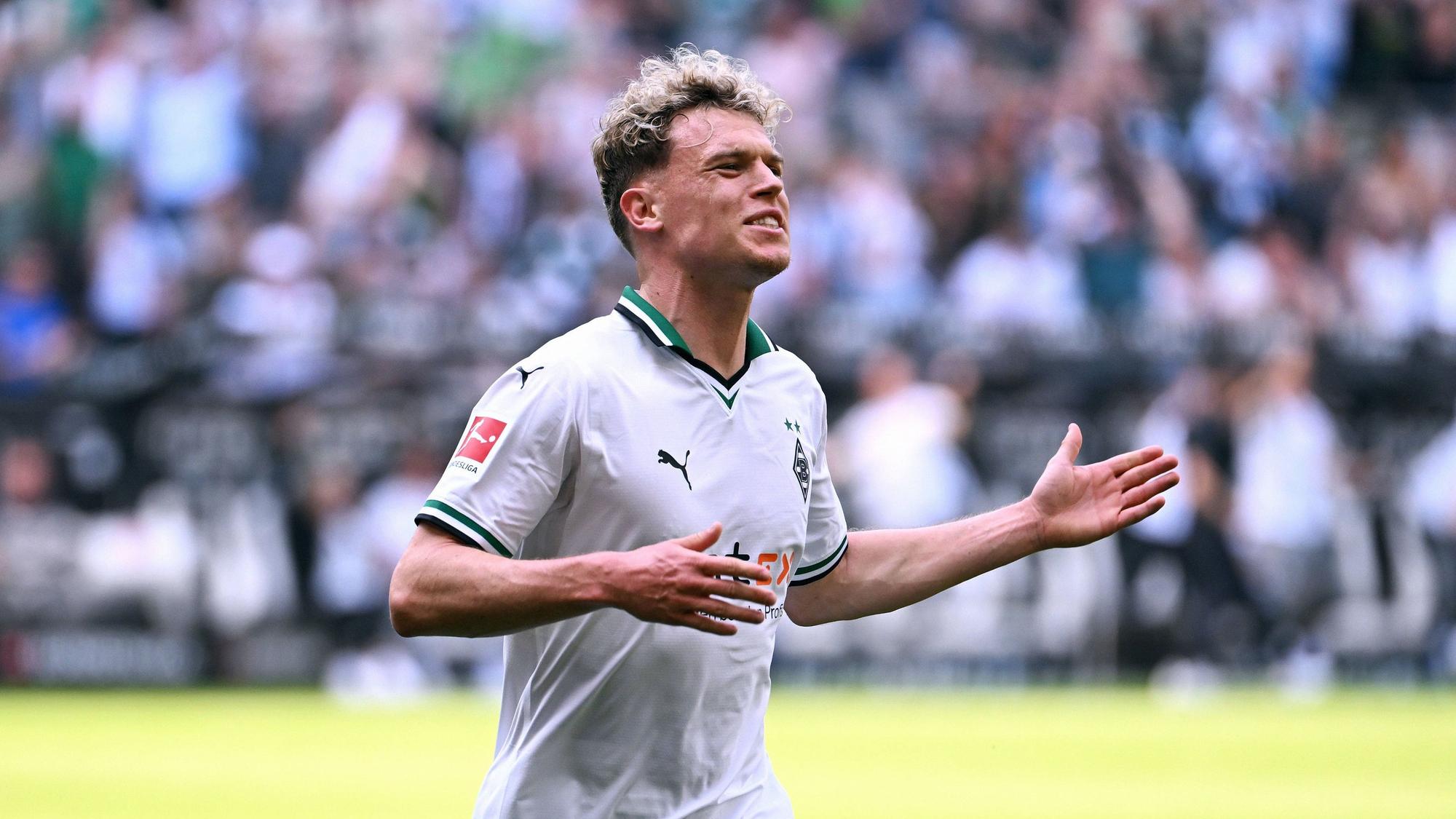 Borussia Mönchengladbachs Robin Hack jubelt im Spiel gegen Eintracht Frankfurt.