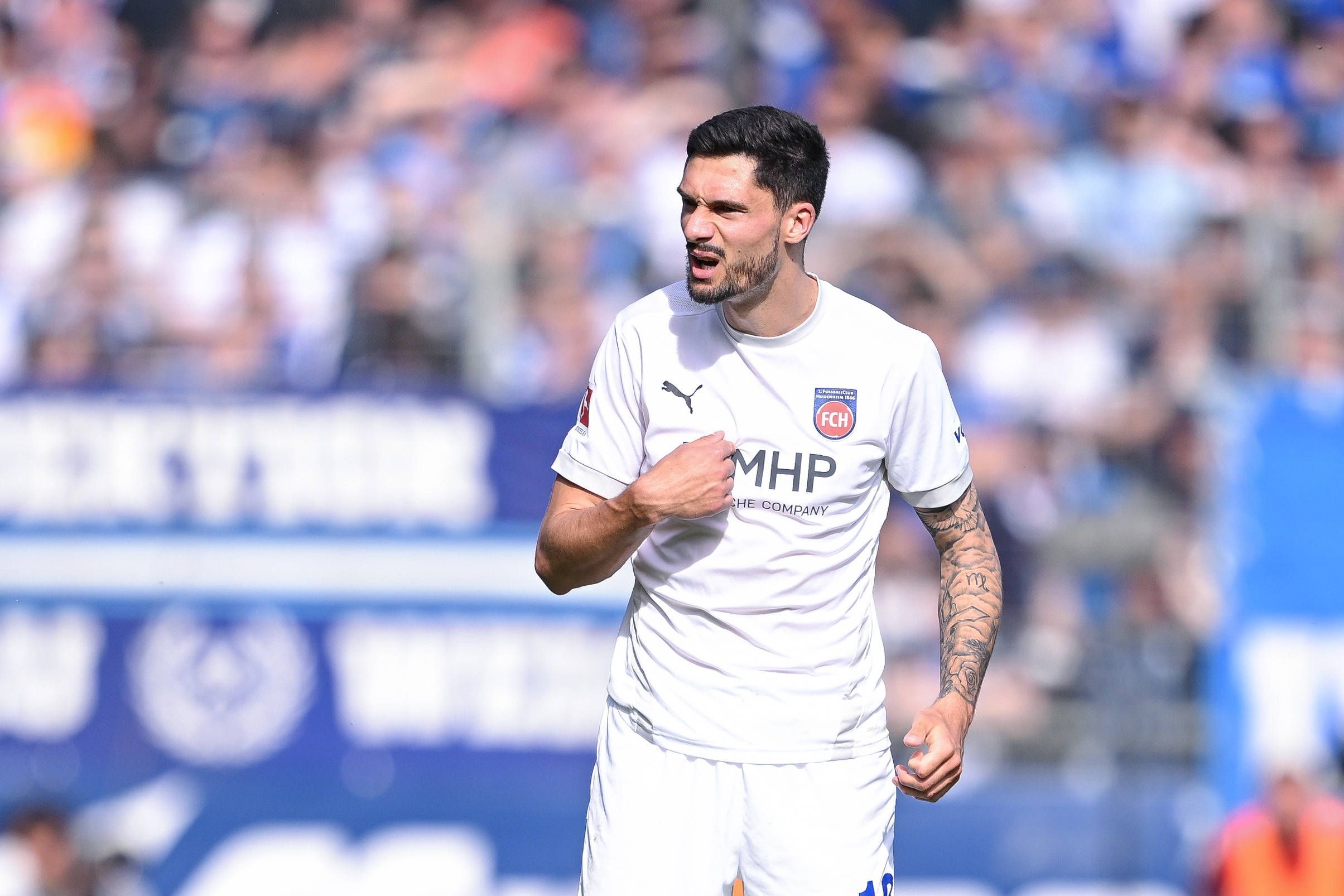 Heidenheims Stürmer Tim Kleindienst gestikuliert im Spiel beim VfL Bochum.