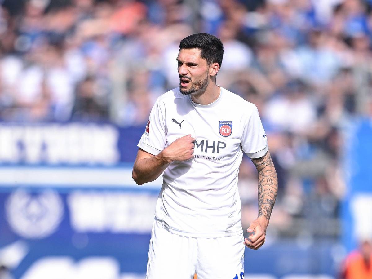 Heidenheims Stürmer Tim Kleindienst gestikuliert im Spiel beim VfL Bochum.