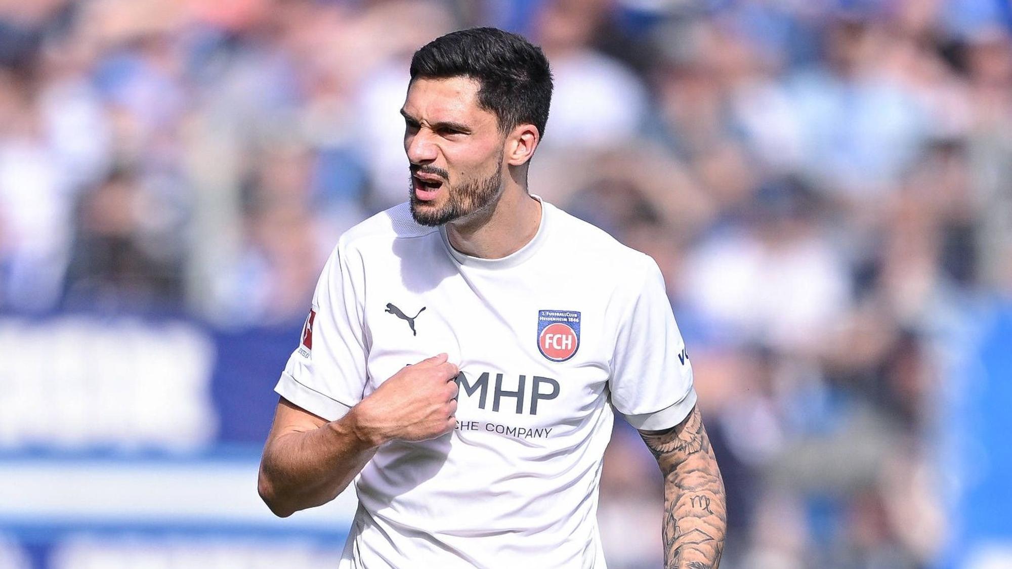 Heidenheims Stürmer Tim Kleindienst gestikuliert im Spiel beim VfL Bochum.