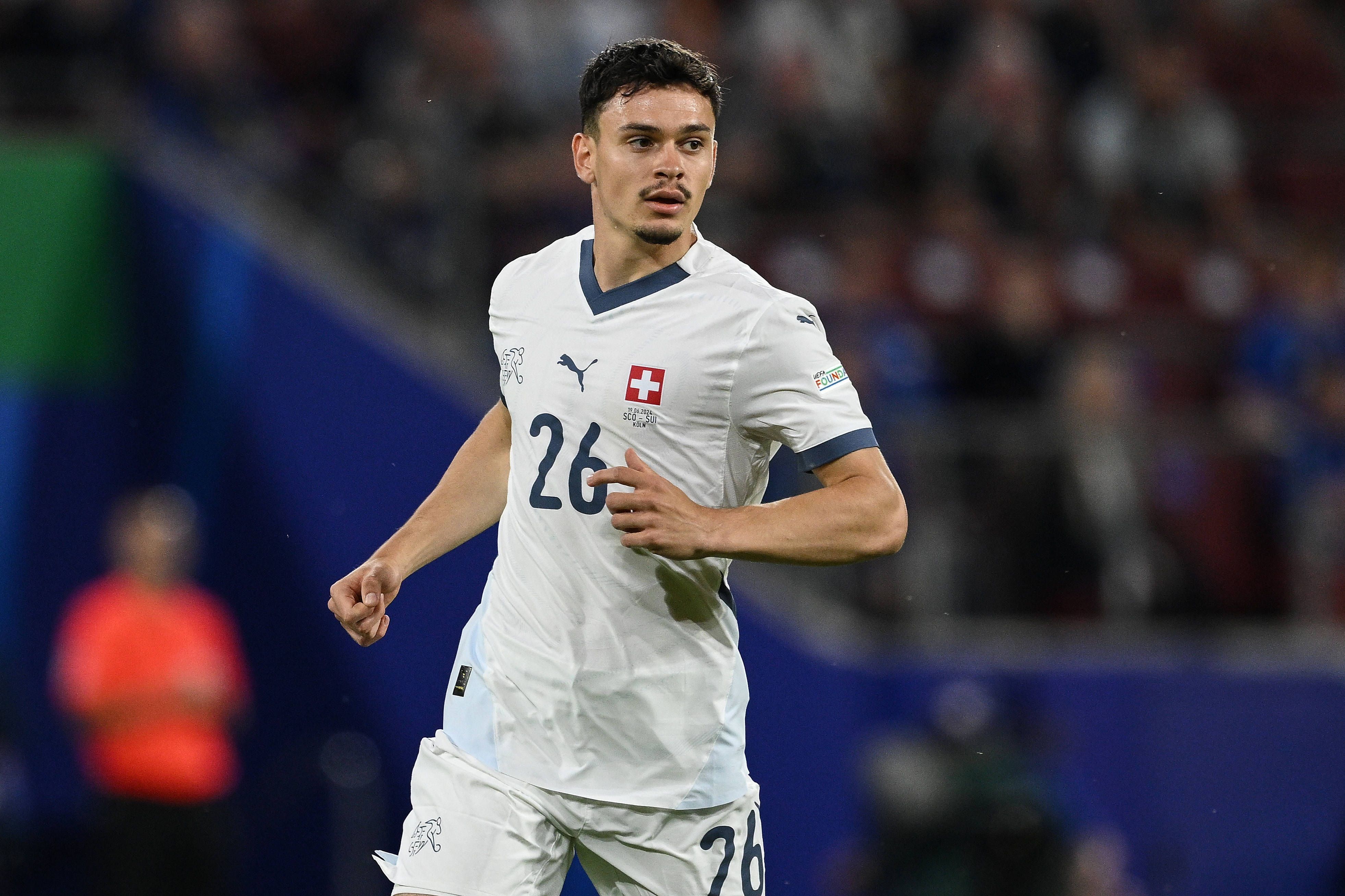 Fabian Rieder läuft im EM-Spiel gegen Schottland über den Platz.