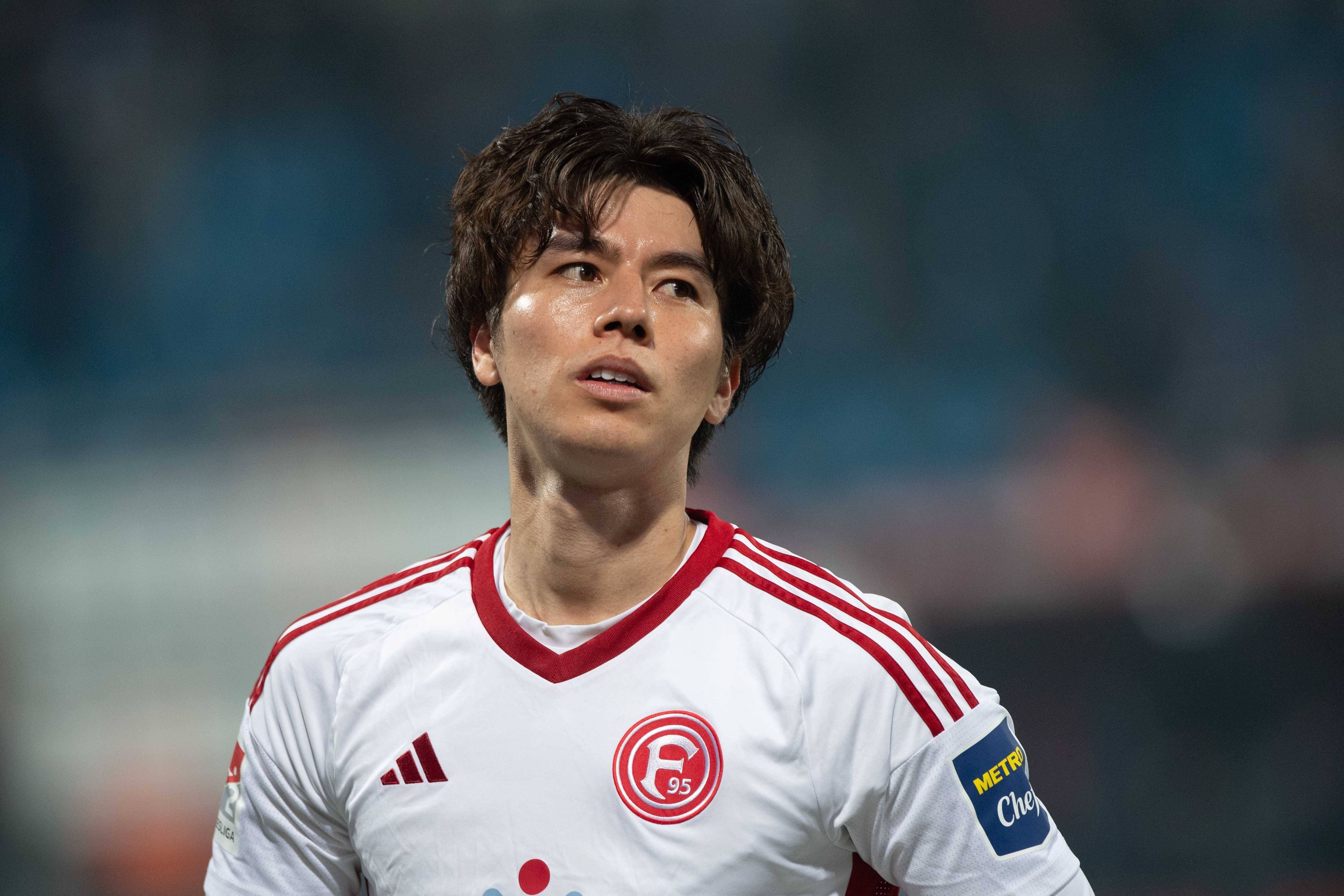 Fortuna Düsseldorfs Ao Tanaka steht im Relegations-Spiel beim VfL Bochum auf dem Platz.