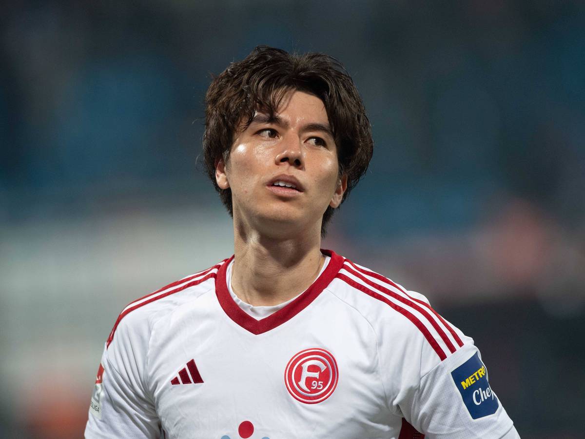 Fortuna Düsseldorfs Ao Tanaka steht im Relegations-Spiel beim VfL Bochum auf dem Platz.