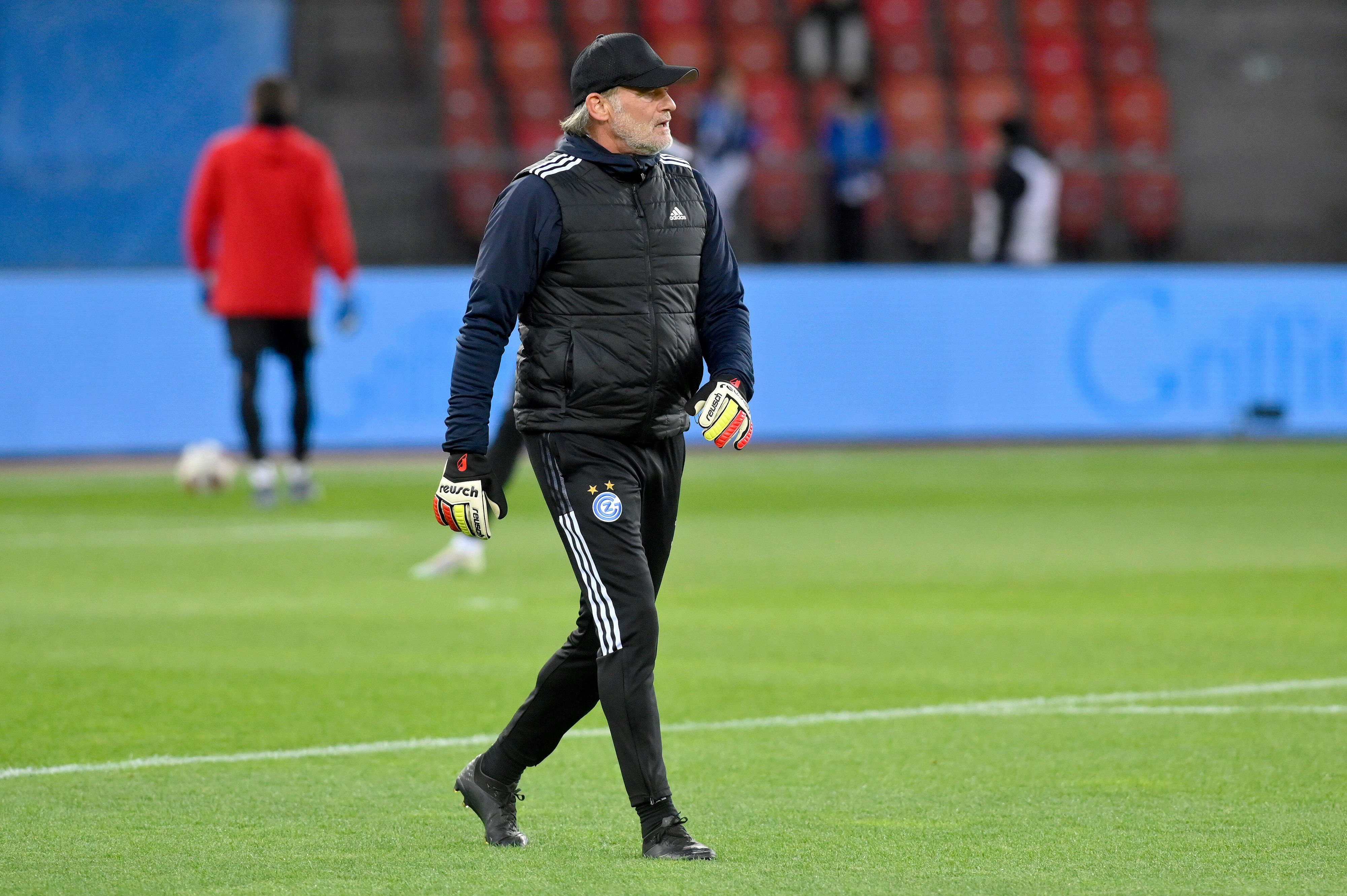 Jörg Stiel im Trainingsanzug mit Torwarthandschuhen.