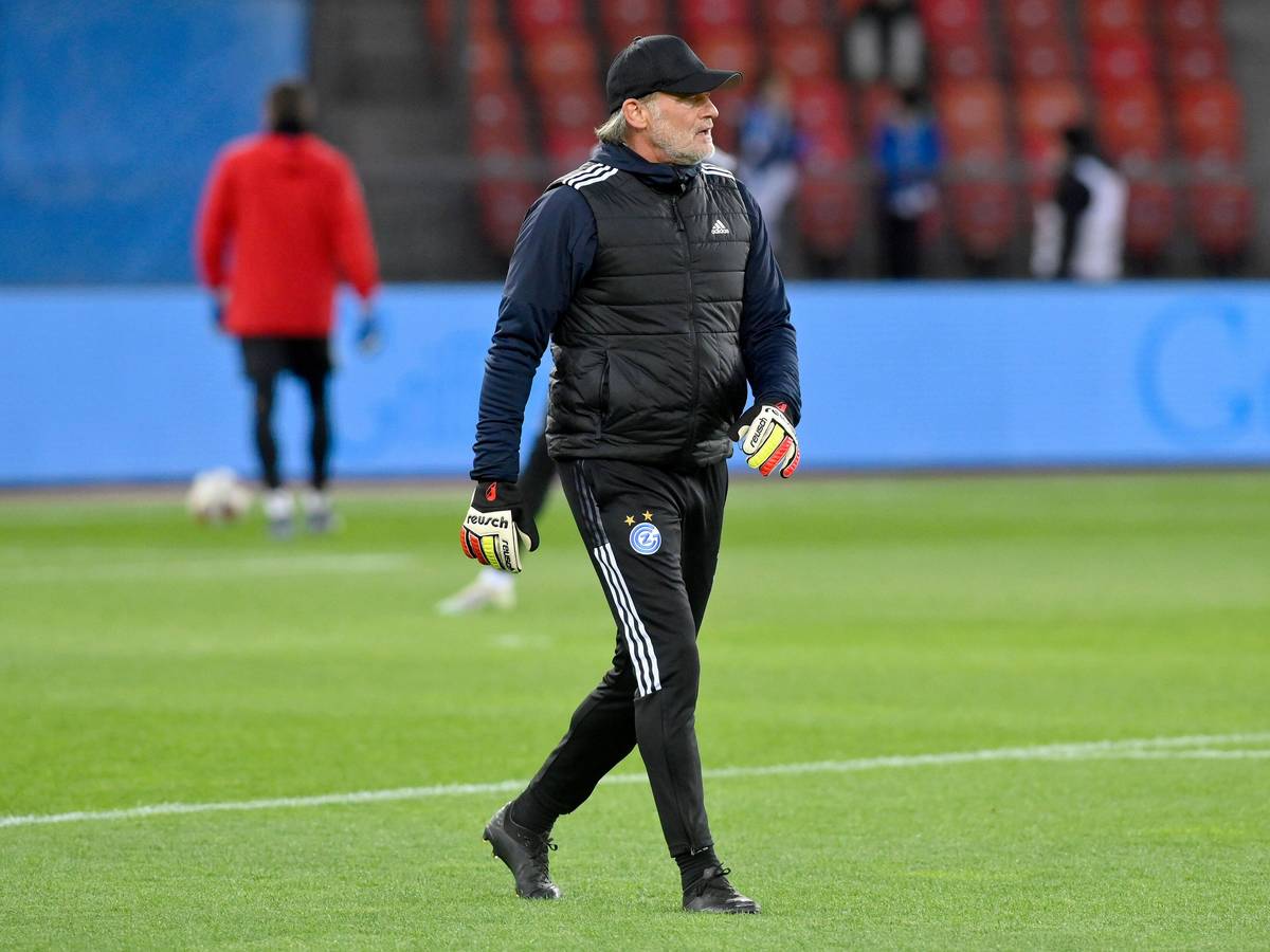 Jörg Stiel im Trainingsanzug mit Torwarthandschuhen.