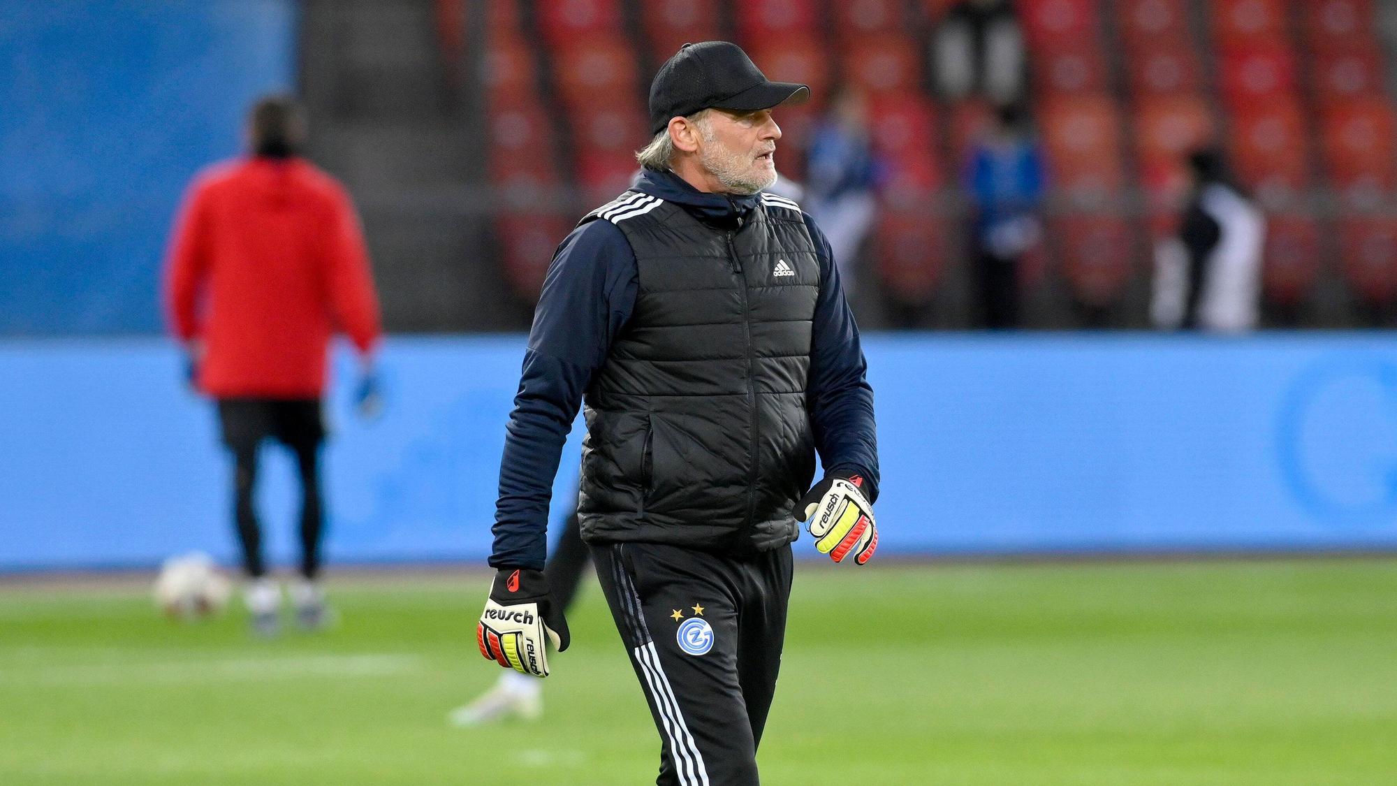 Jörg Stiel im Trainingsanzug mit Torwarthandschuhen.