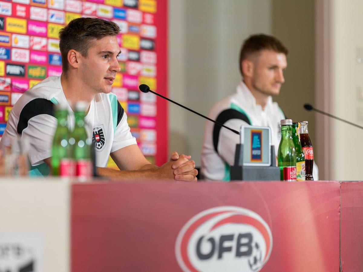 Maximilian Wöber und Stefan Posch bei einer ÖFB-Pressekonferenz am Mikro.