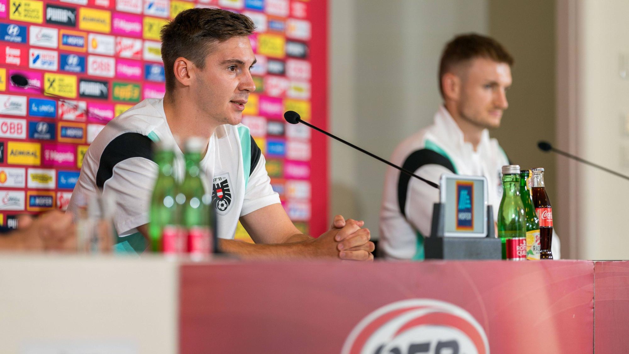 Maximilian Wöber und Stefan Posch bei einer ÖFB-Pressekonferenz am Mikro.