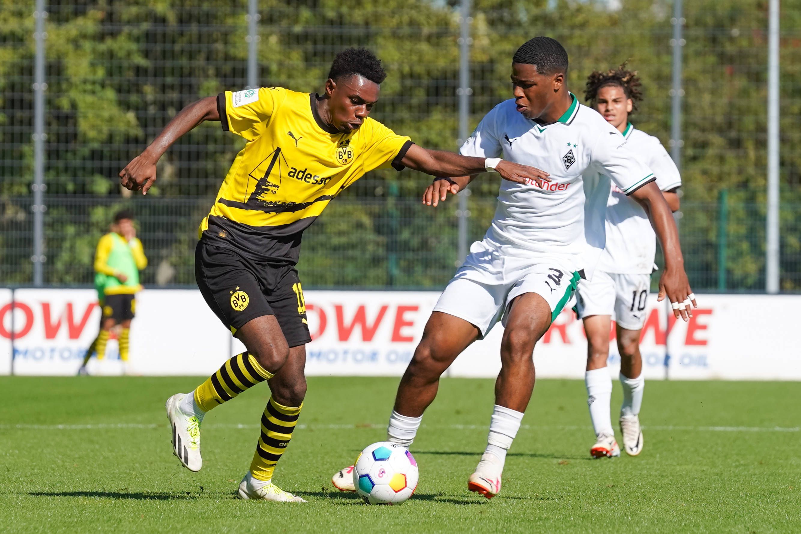 Charles Herrmann dribbelt im Dortmund-Trikot.