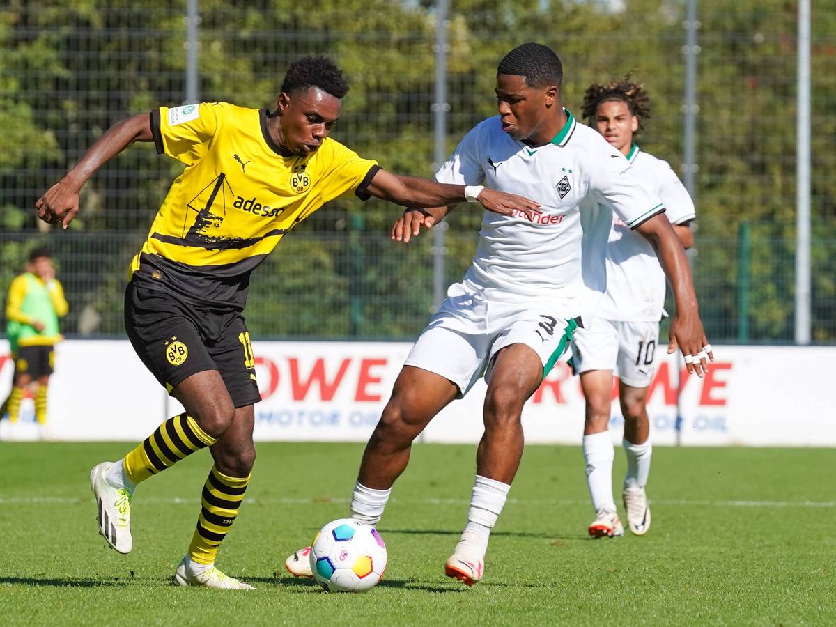 Charles Herrmann dribbelt im Dortmund-Trikot gegen Gladbachs Joshua Uwakhonye.
