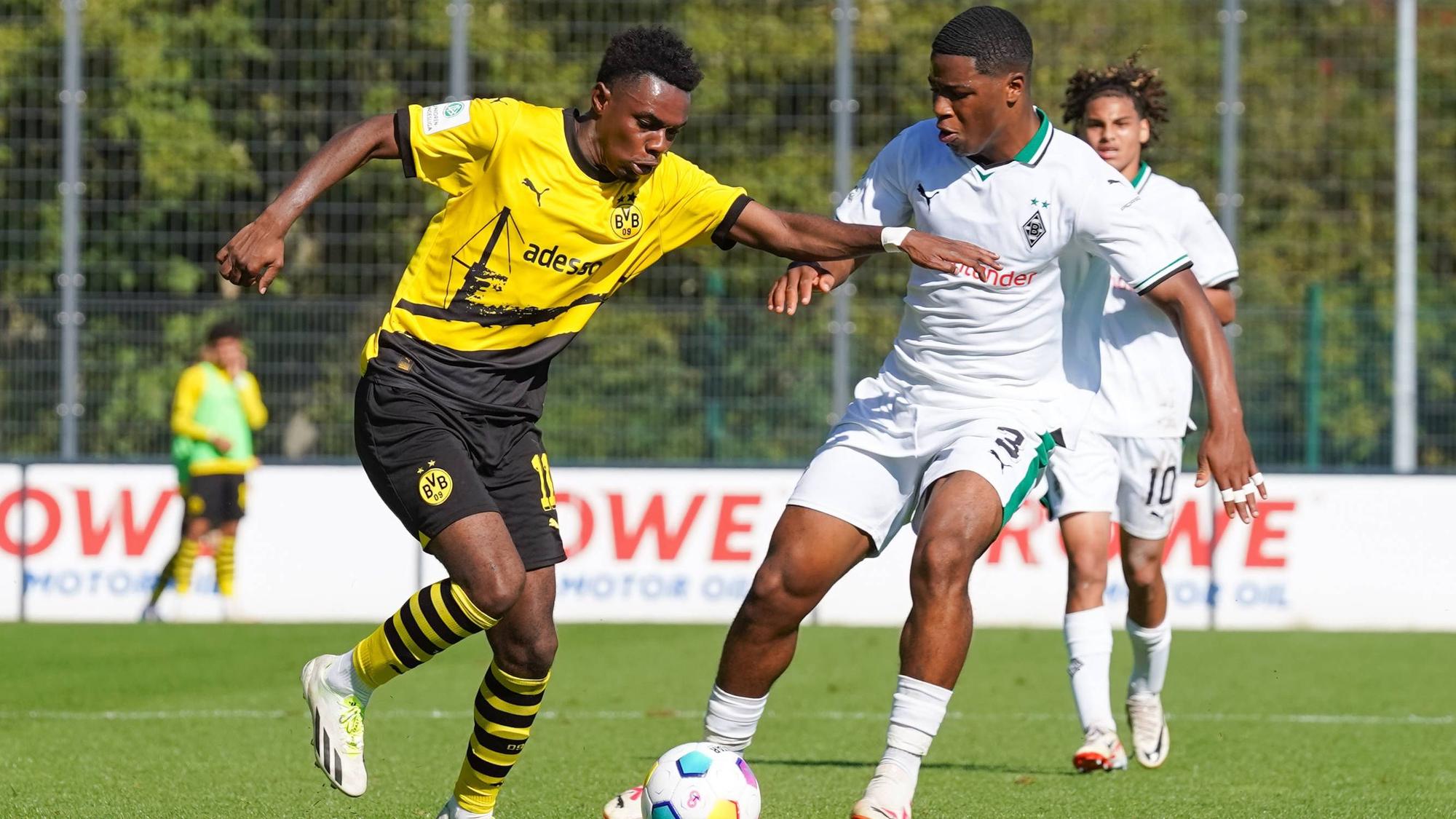 Charles Herrmann dribbelt im Dortmund-Trikot gegen Gladbachs Joshua Uwakhonye.