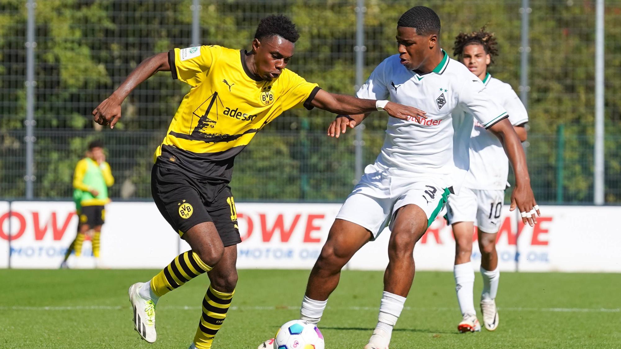 Charles Herrmann dribbelt im Dortmund-Trikot.