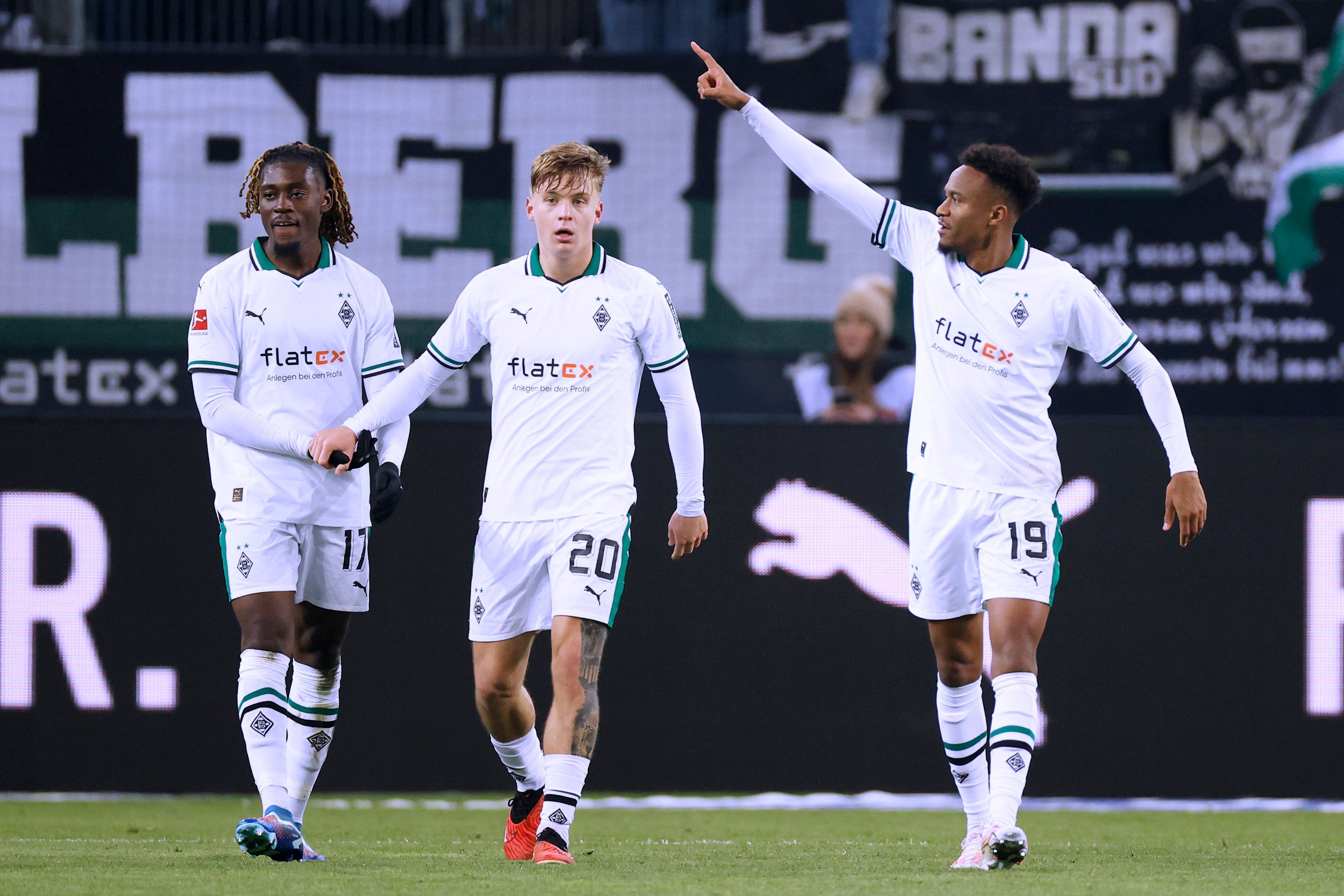 Manu Koné, Luca Netz und Nathan Ngoumou im Borussia-Trikot.