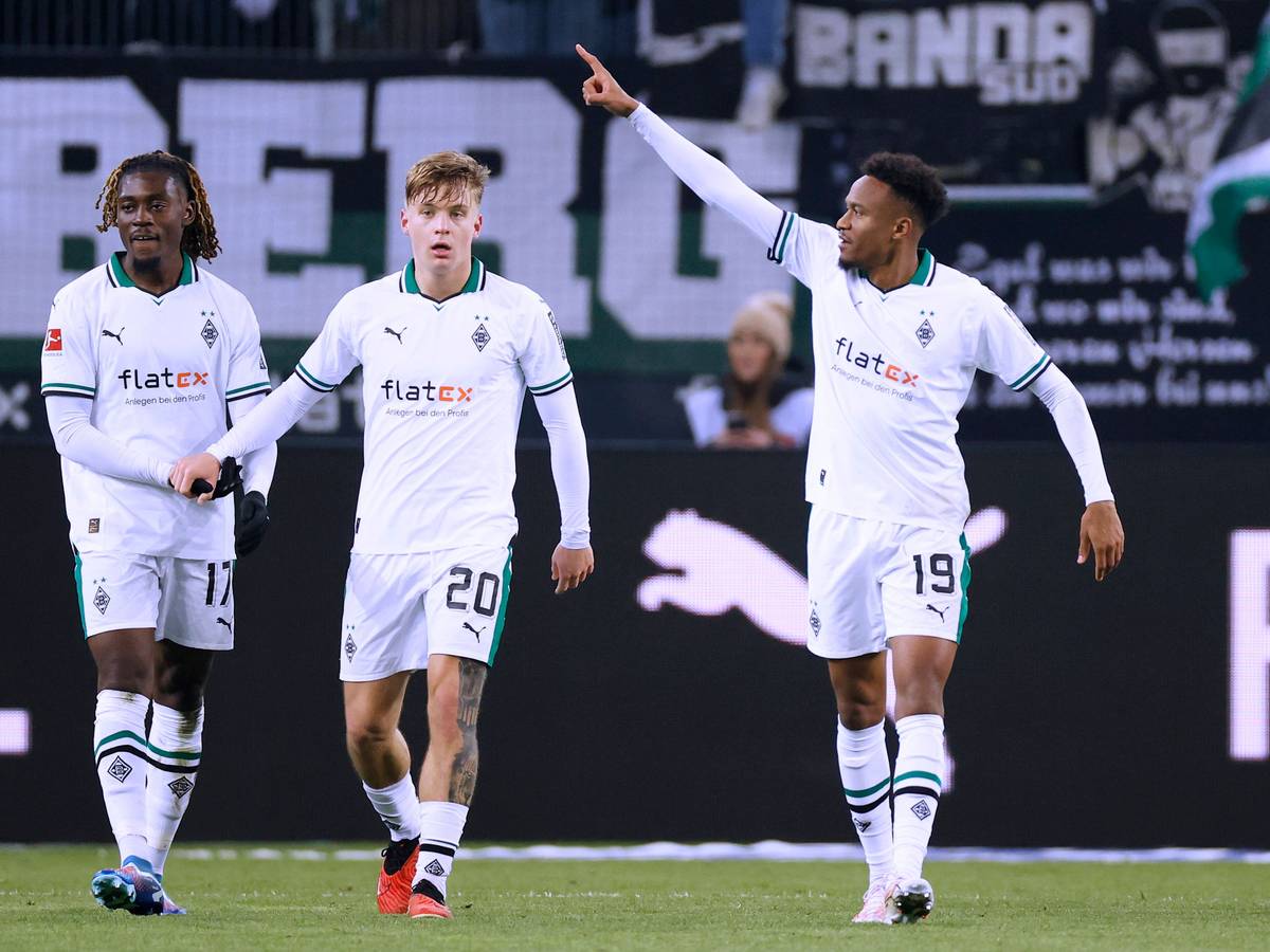 Manu Koné, Luca Netz und Nathan Ngoumou im Borussia-Trikot.