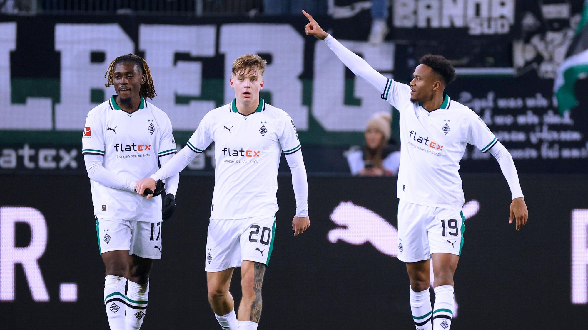 Manu Koné, Luca Netz und Nathan Ngoumou im Borussia-Trikot.