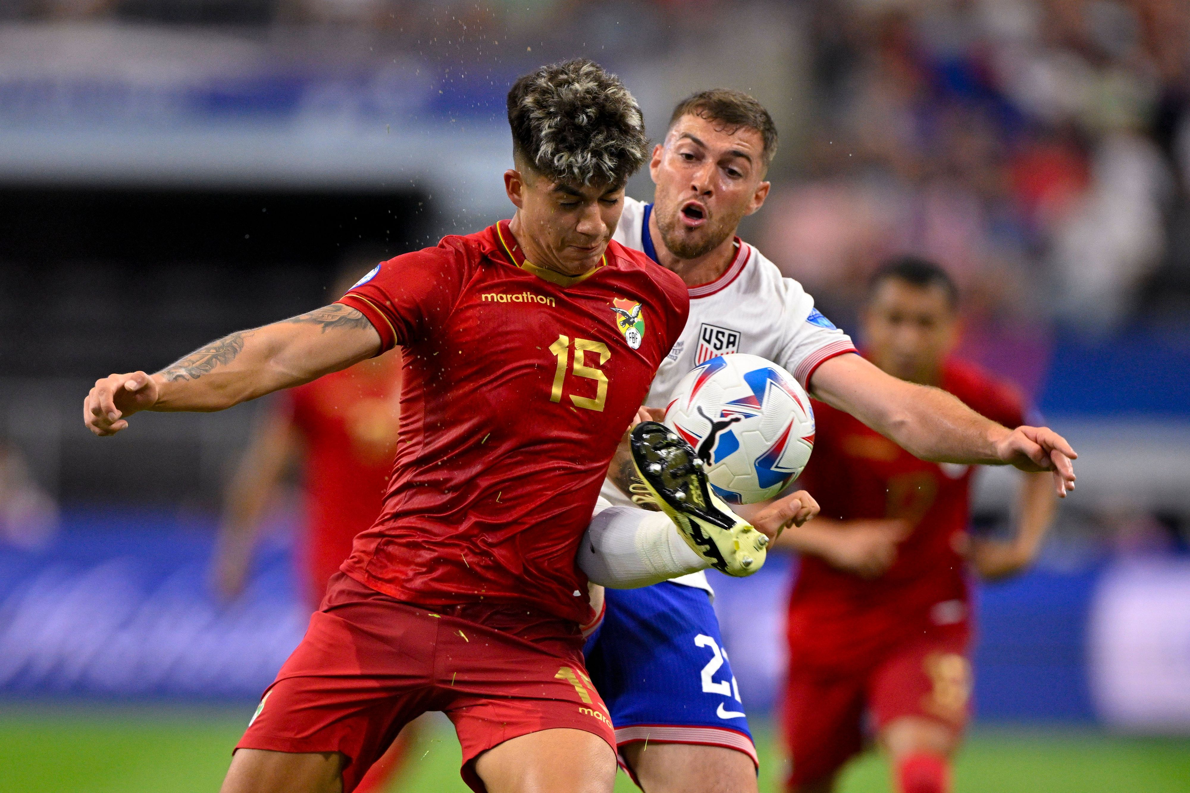 US-Nationalspieler Joe Scally kämpft mit Boliviens Gabriel Villamíl um den Ball.