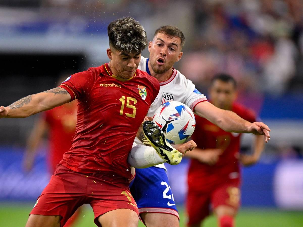 US-Nationalspieler Joe Scally kämpft mit Boliviens Gabriel Villamíl um den Ball.