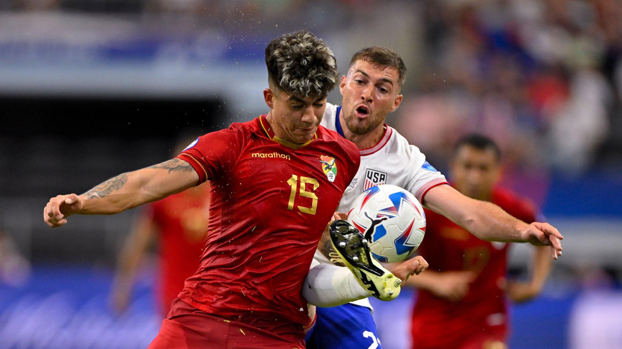 US-Nationalspieler Joe Scally kämpft mit Boliviens Gabriel Villamíl um den Ball.