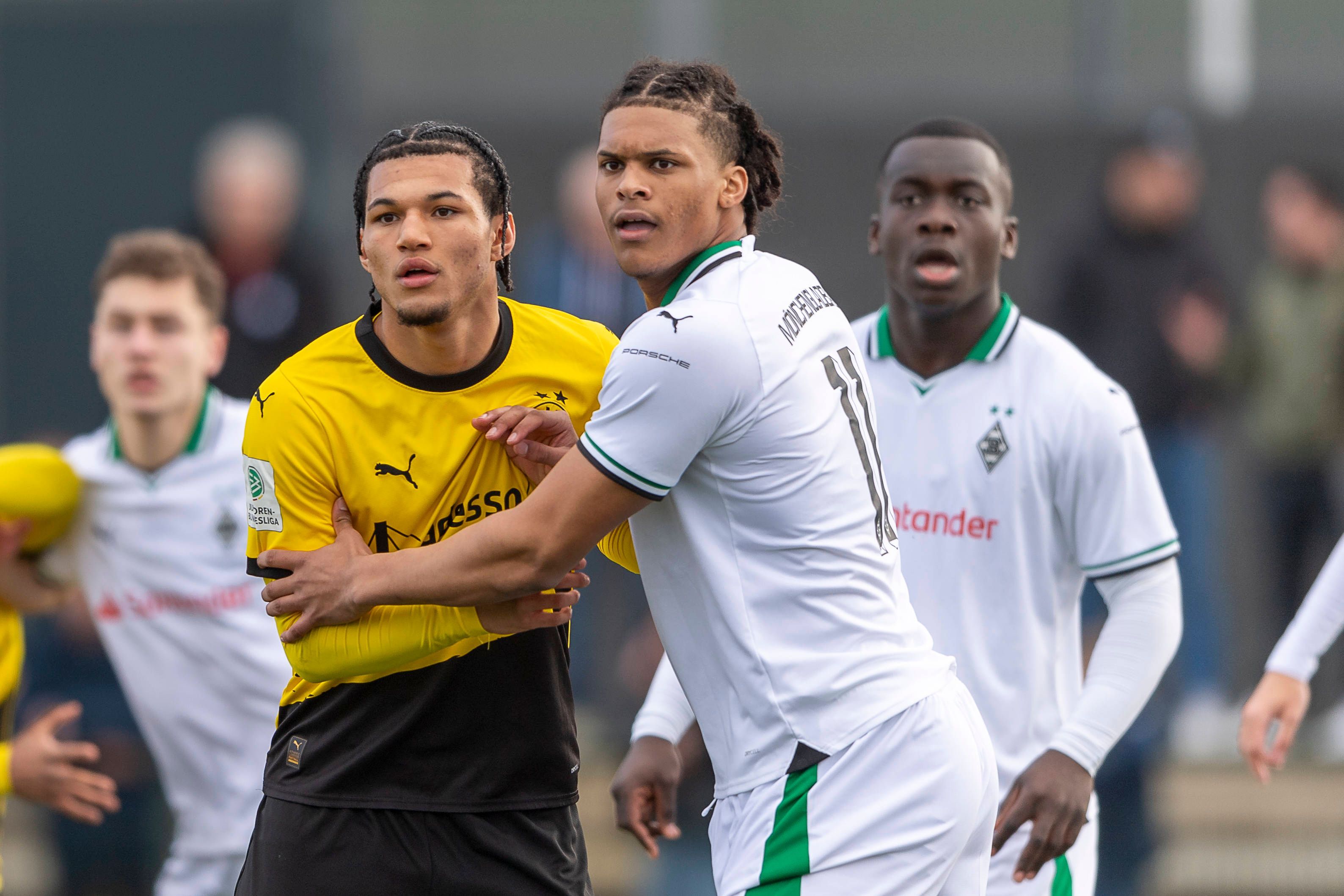 Dortmunds Paris Brunner und Borussia Mönchengladbachs David Arize beharken sich vor einem Freistoß.