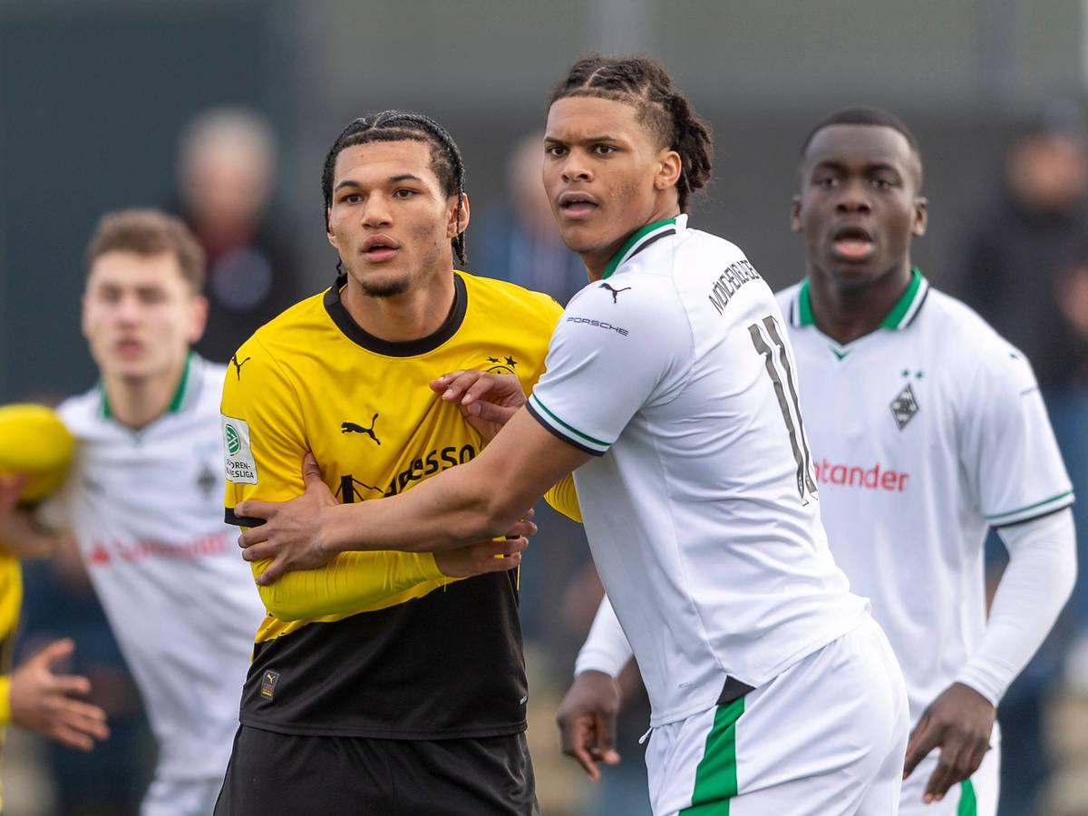 Dortmunds Paris Brunner und Borussia Mönchengladbachs David Arize beharken sich vor einem Freistoß.