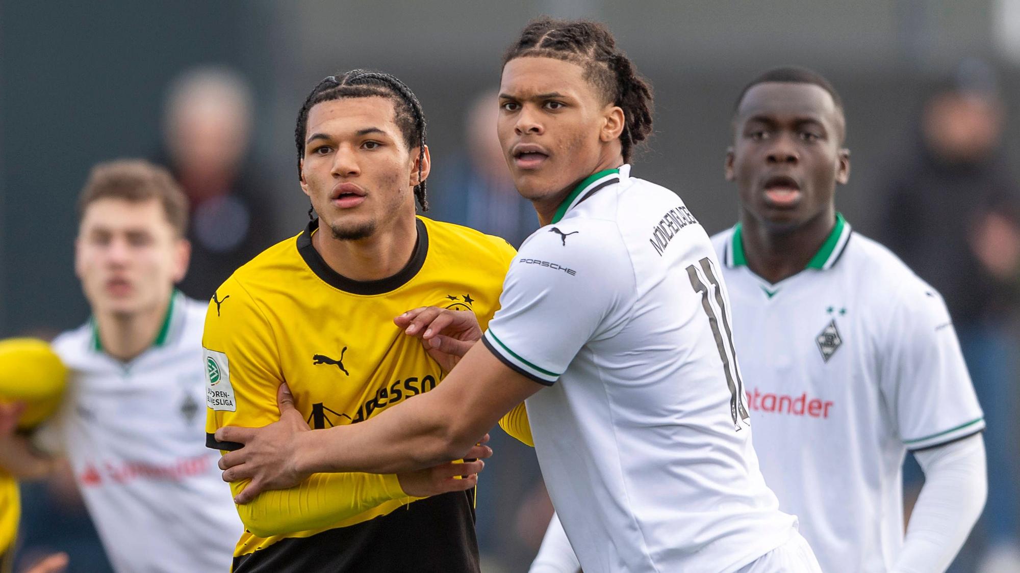 Dortmunds Paris Brunner und Borussia Mönchengladbachs David Arize beharken sich vor einem Freistoß.