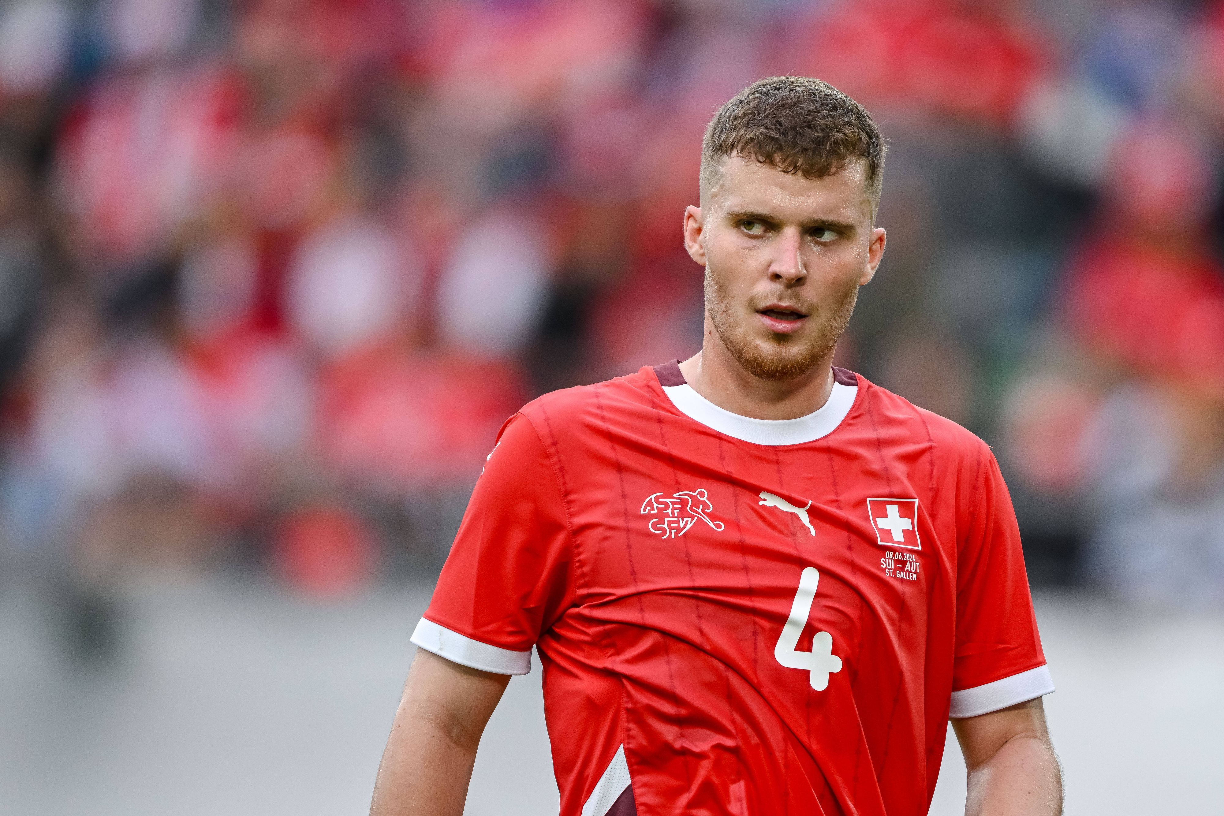 Der Schweizer Nationalspieler blickt im Spiel gegen Österreich über dann Platz.