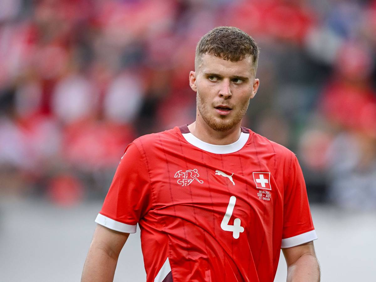 Der Schweizer Nationalspieler blickt im Spiel gegen Österreich über dann Platz.