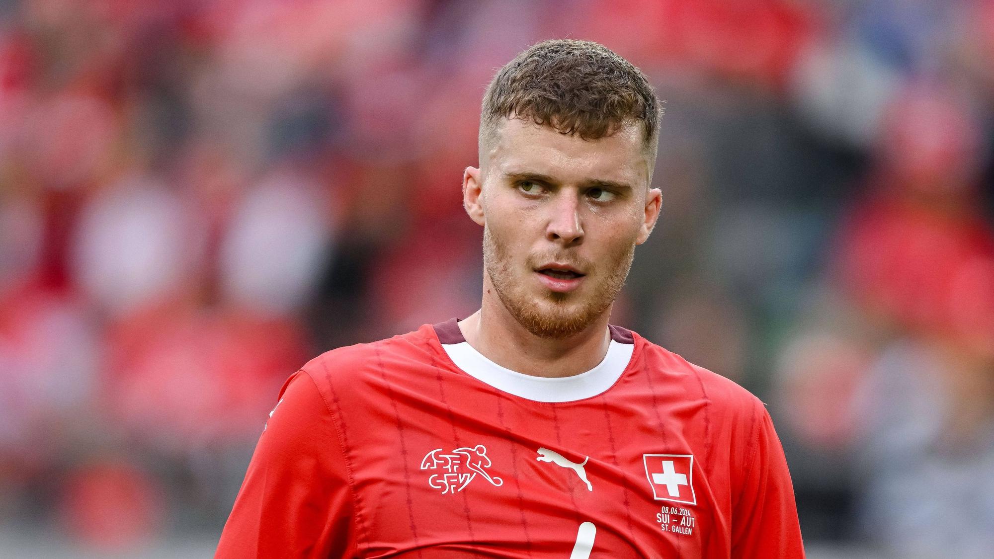 Der Schweizer Nationalspieler blickt im Spiel gegen Österreich über dann Platz.