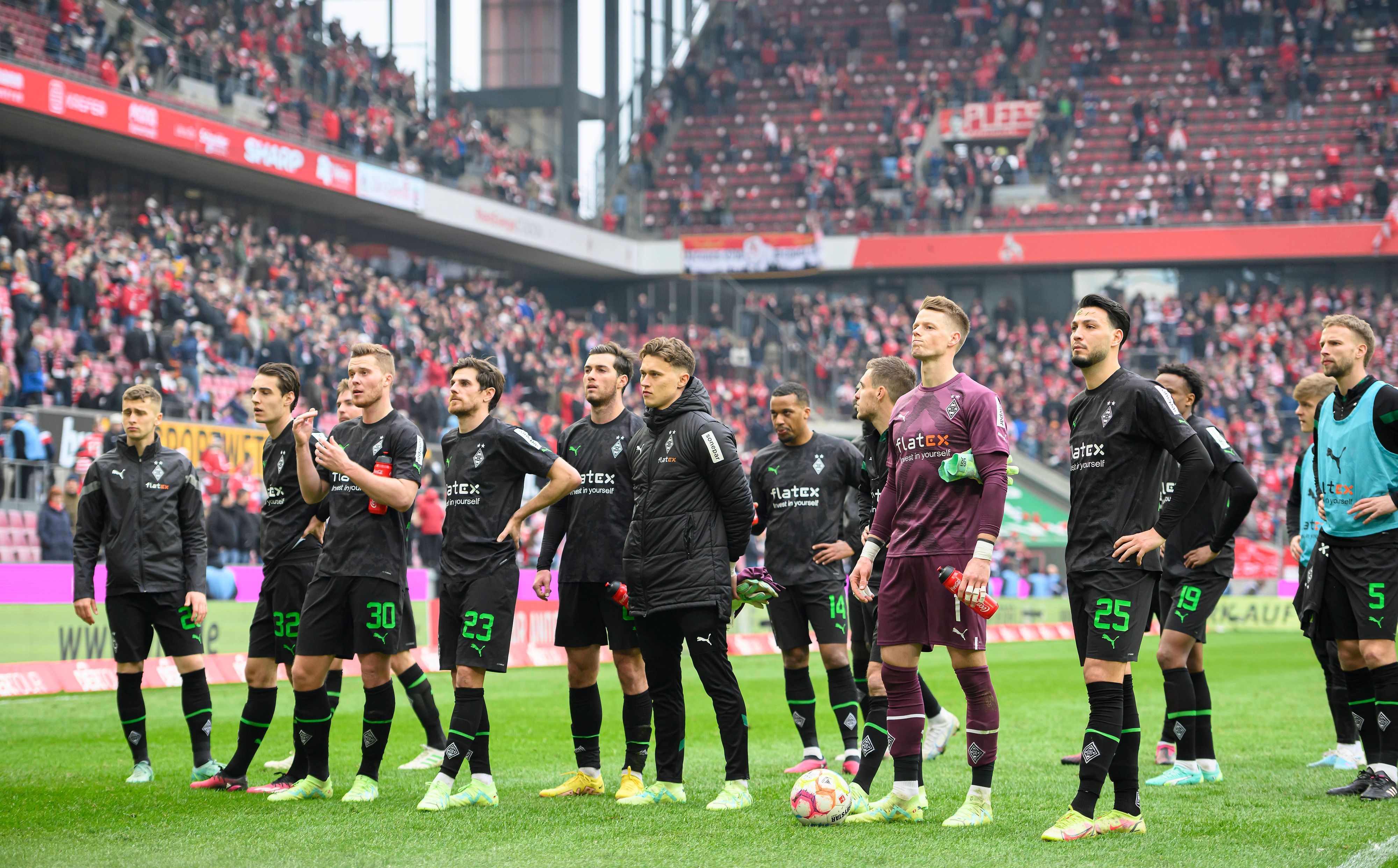 Mehrere Gladbach-Profis stehen neben Jan Olschowsky im Kölner Stadion.