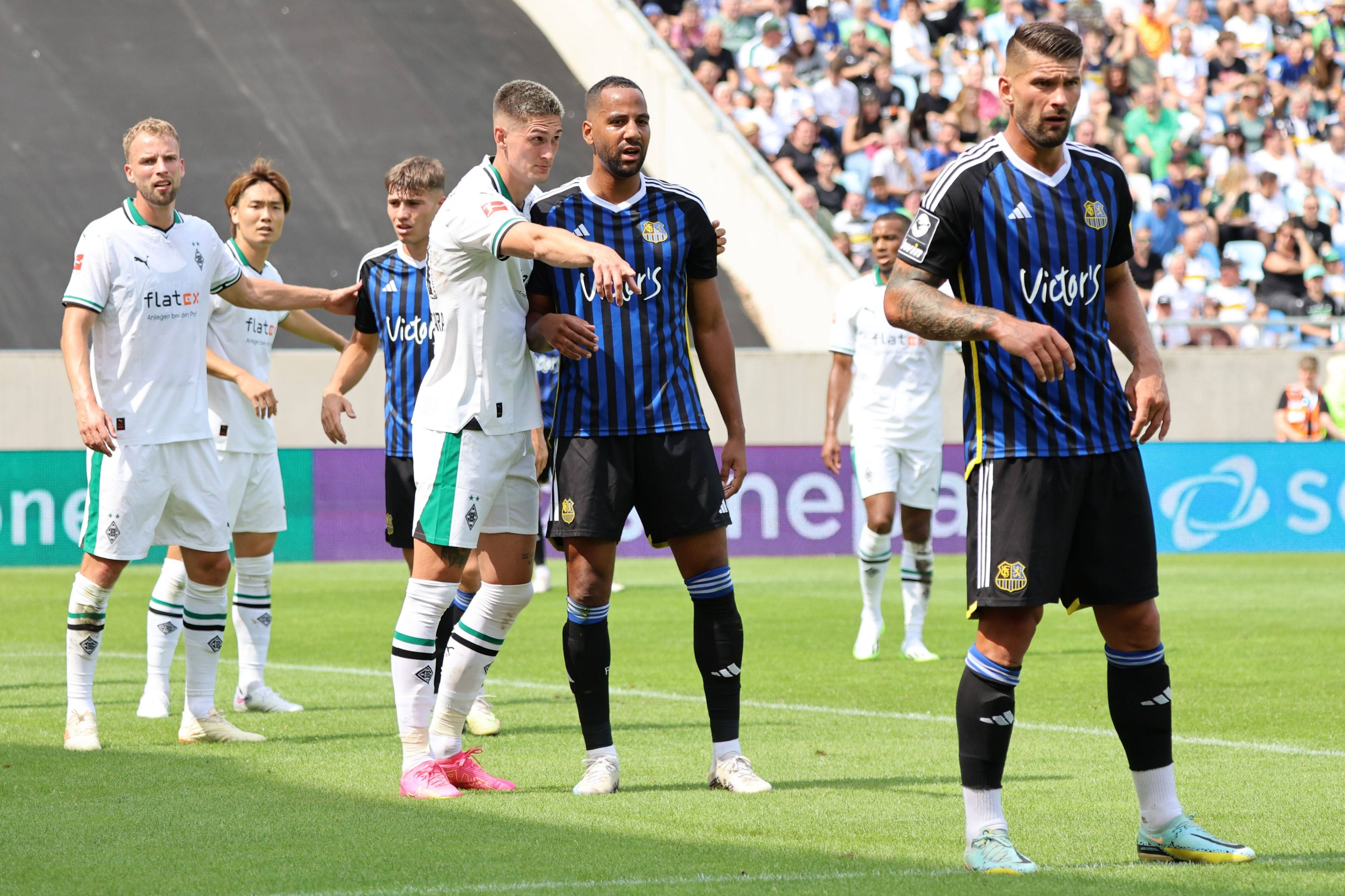 Saarbrücken- und Gladbach-Spieler bei einer Ecke.