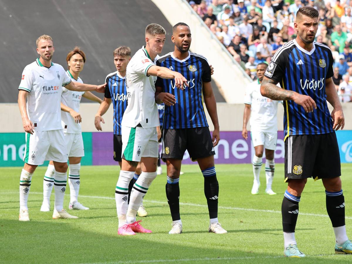 Saarbrücken- und Gladbach-Spieler bei einer Ecke.