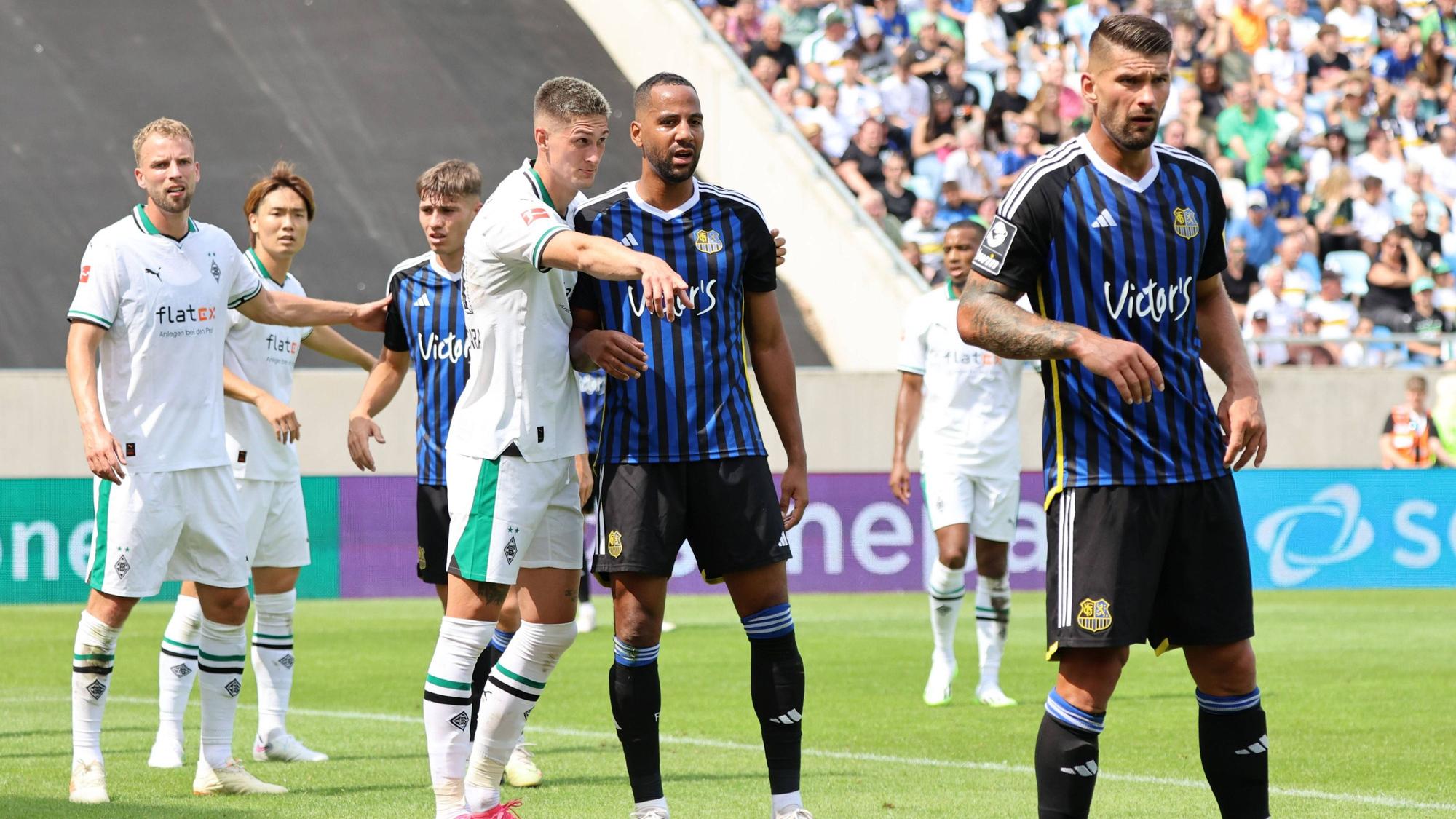 Saarbrücken- und Gladbach-Spieler bei einer Ecke.