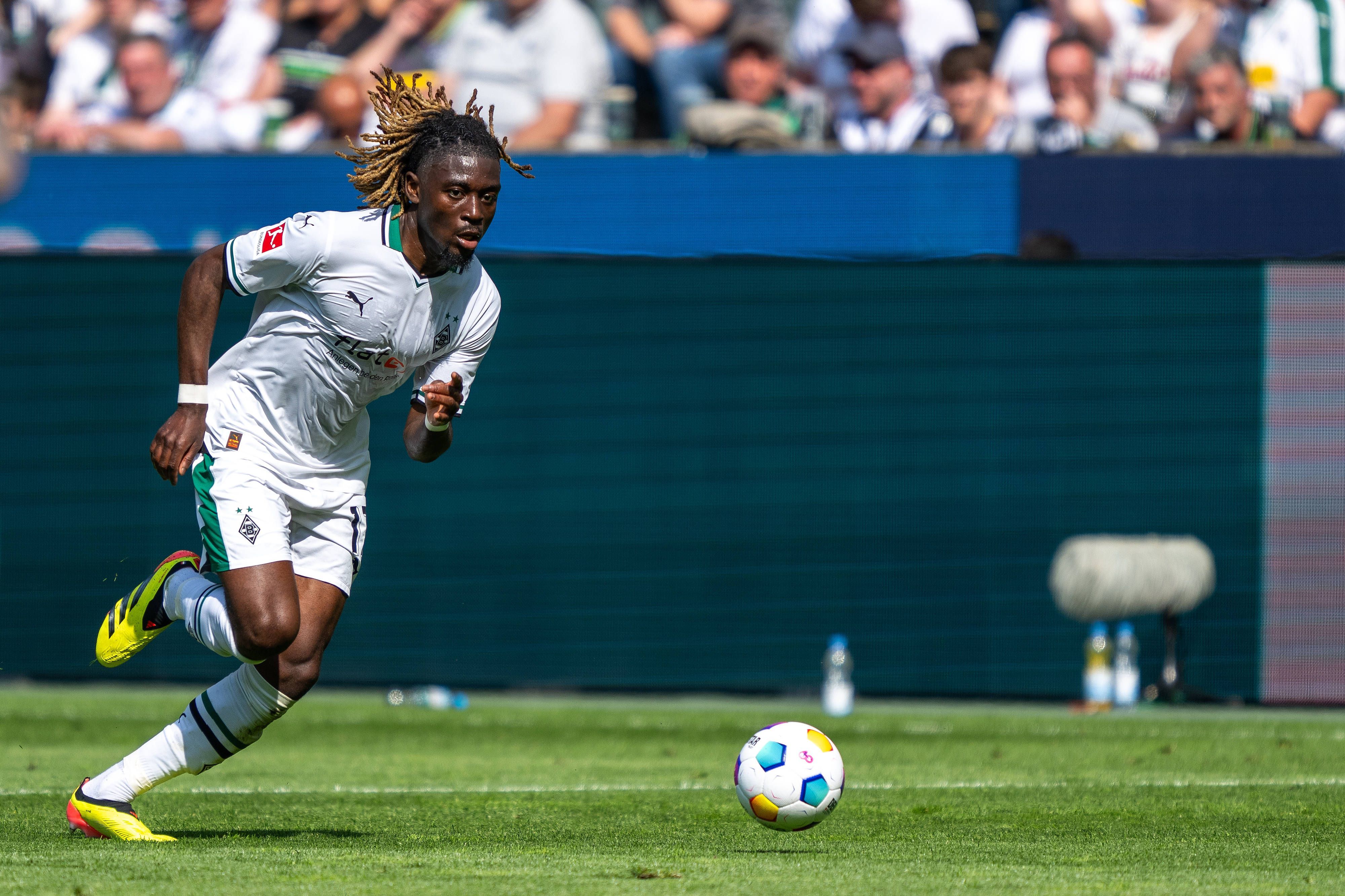Manu Koné im Borussia-Trikot.
