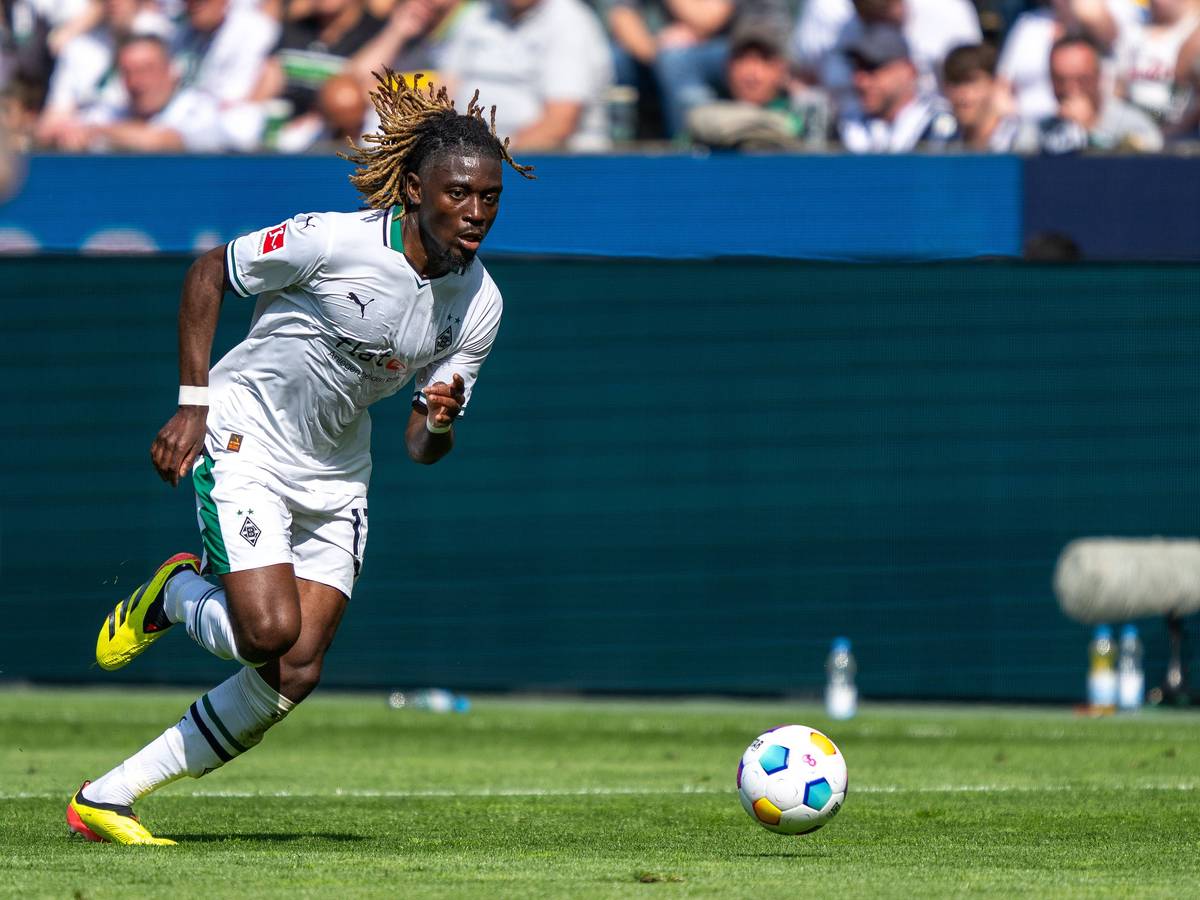 Manu Koné im Borussia-Trikot.