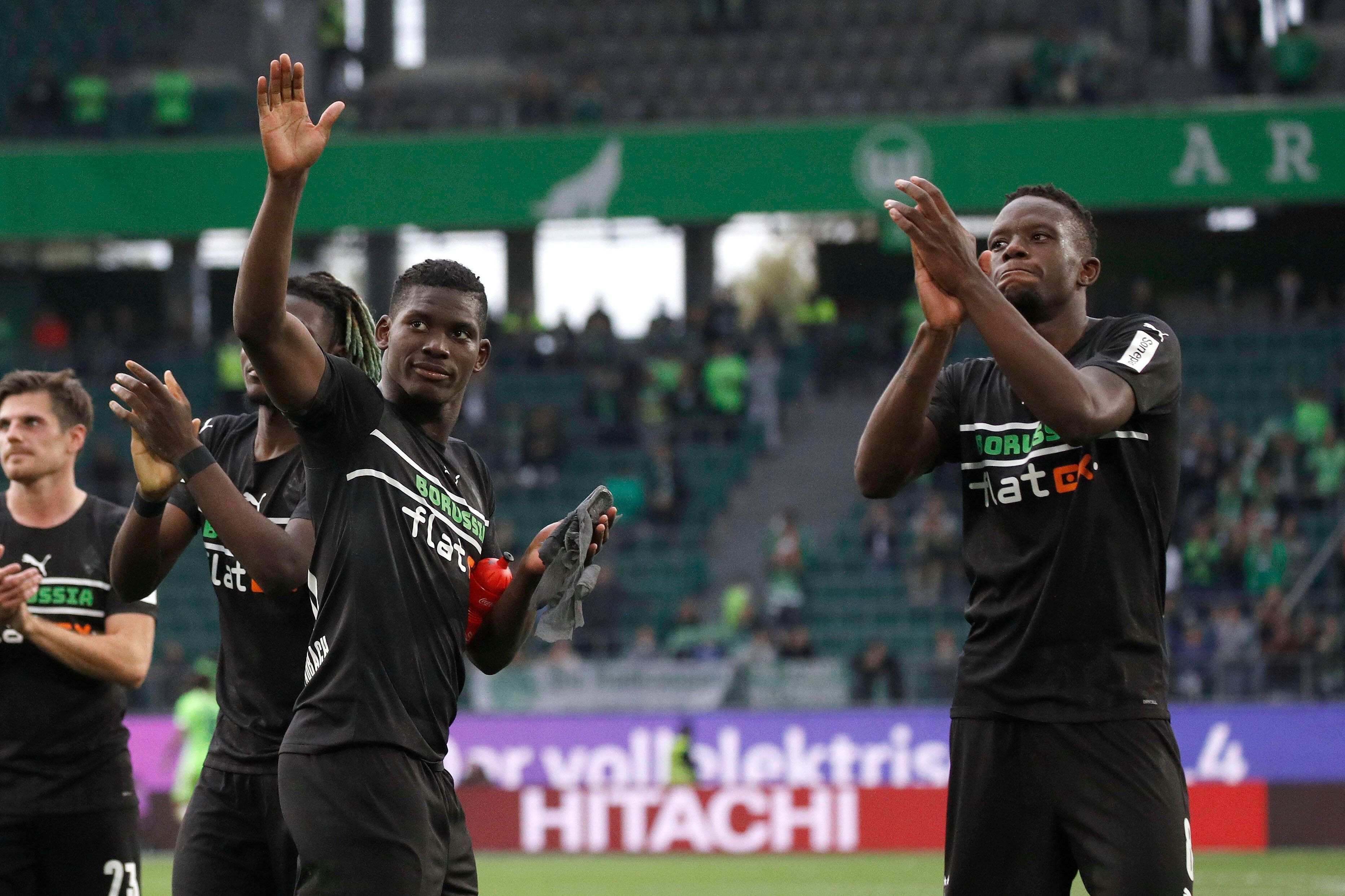 Breel Embolo und Denis Zakaria winken den Fans.