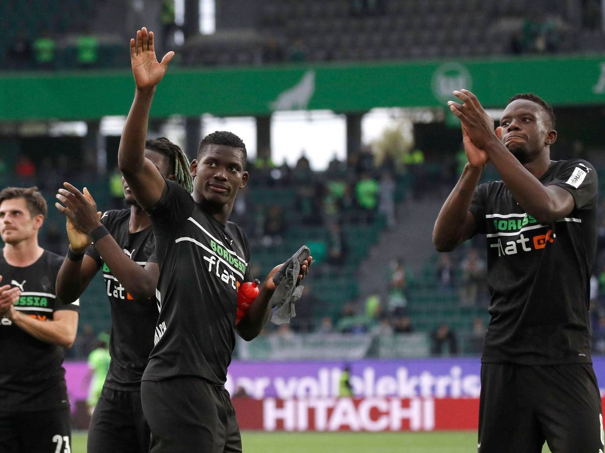 Breel Embolo und Denis Zakaria winken den Fans.