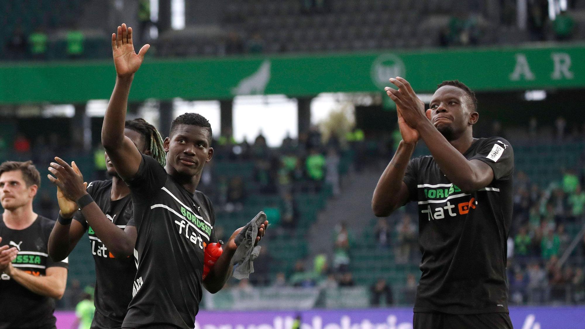 Breel Embolo und Denis Zakaria winken den Fans.