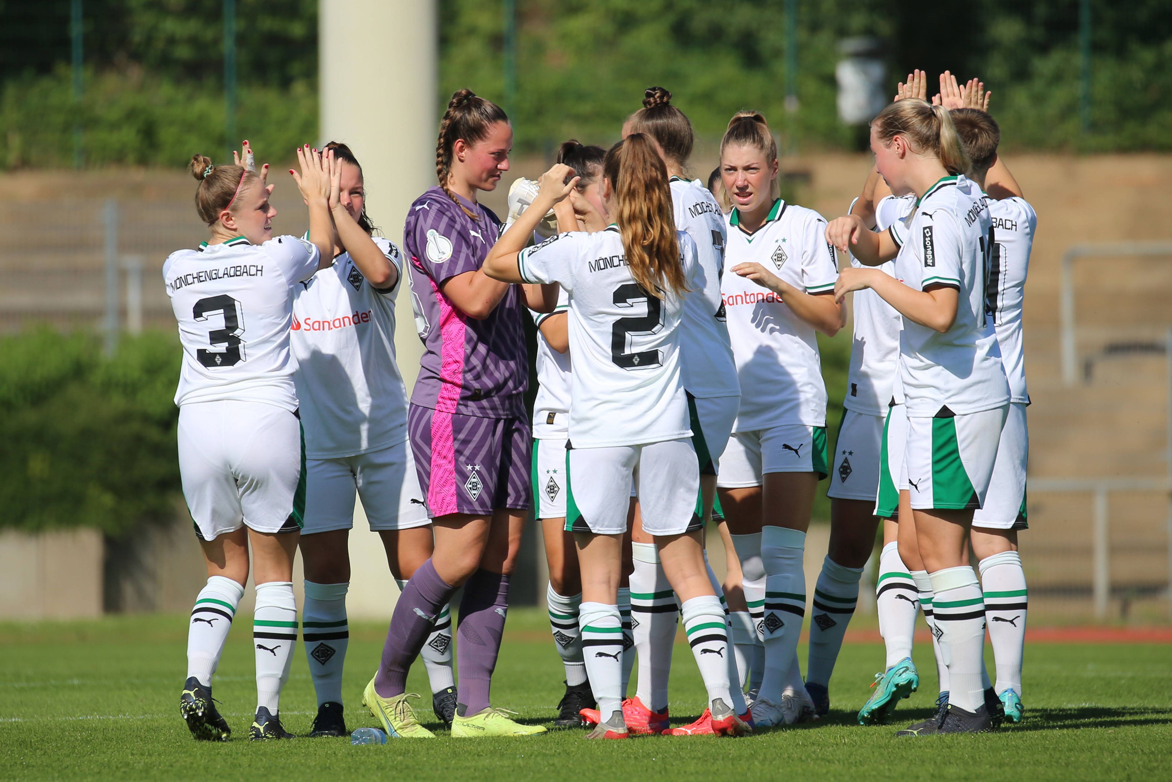 Die Borussia-Frauen vor einem Pokal-Spiel.