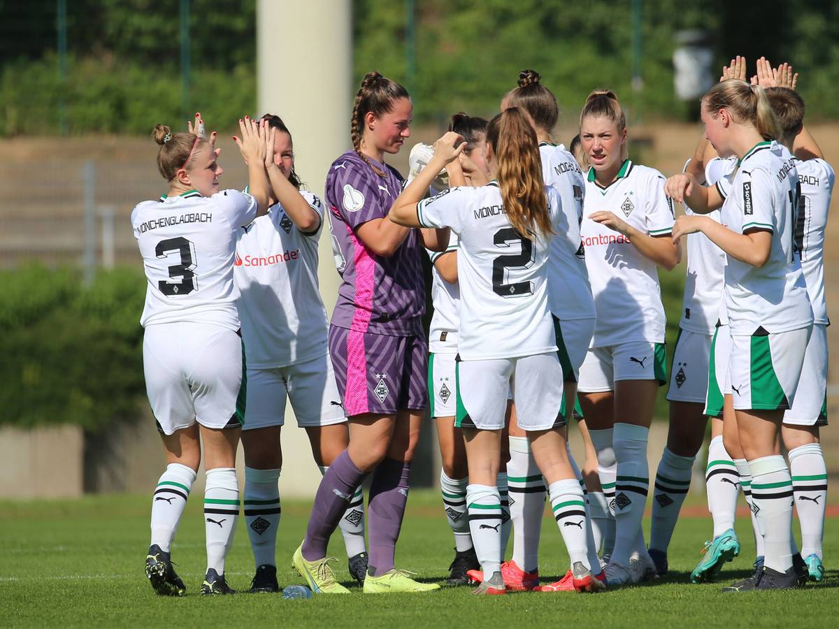 Die Borussia-Frauen vor einem Pokal-Spiel.